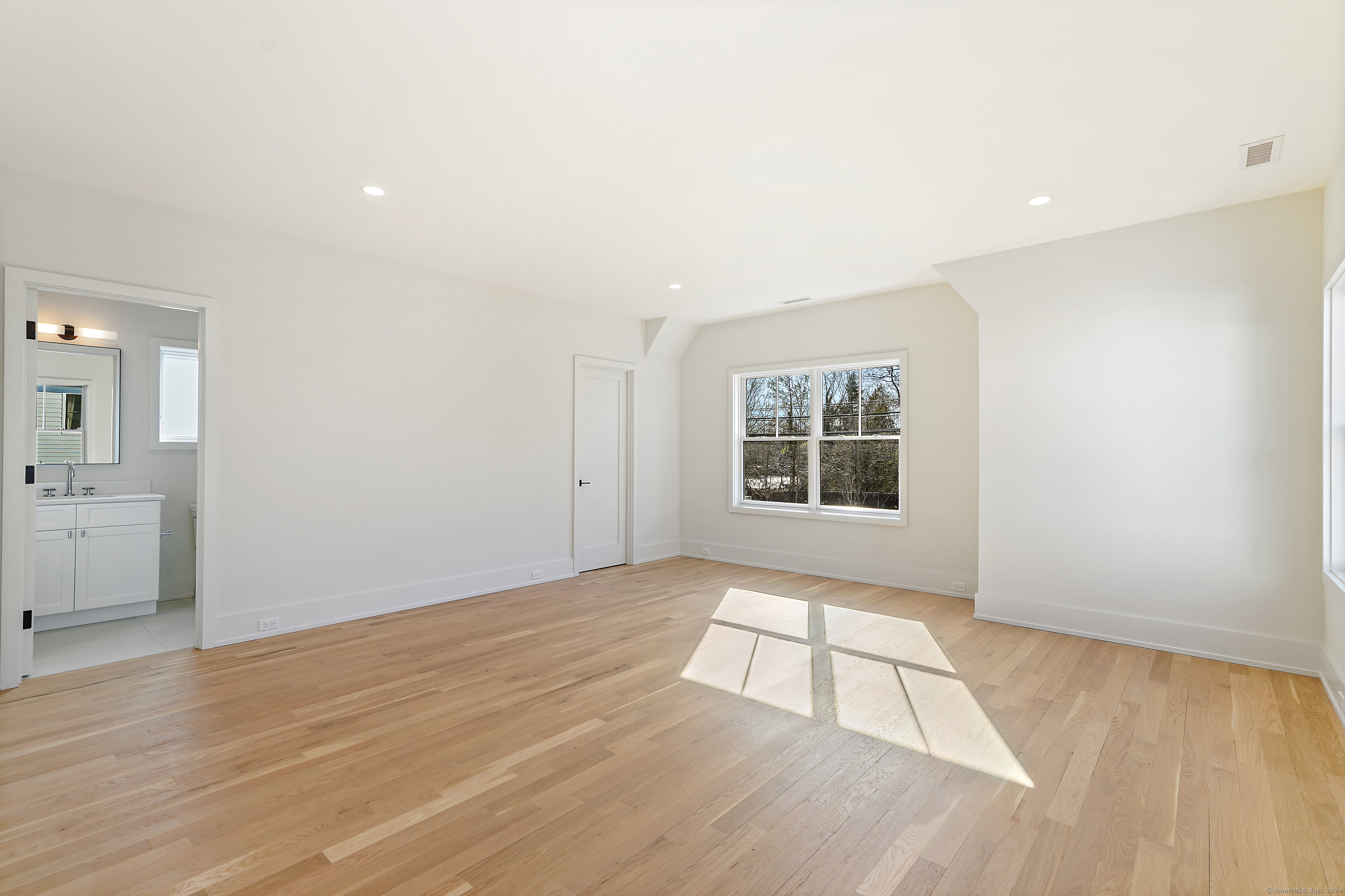 12 Maple Avenue North