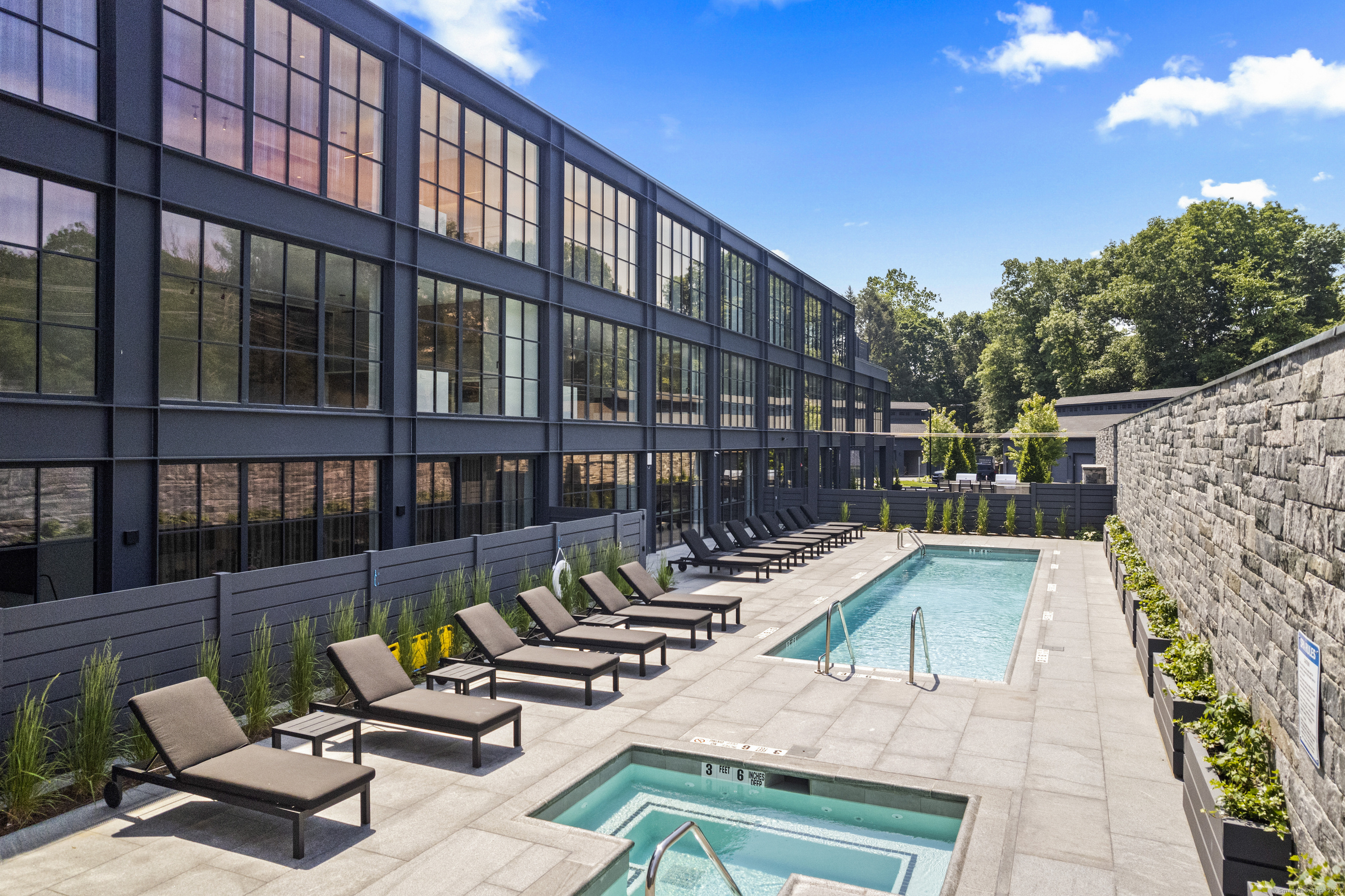 41 Richmondville Avenue Unit: 212