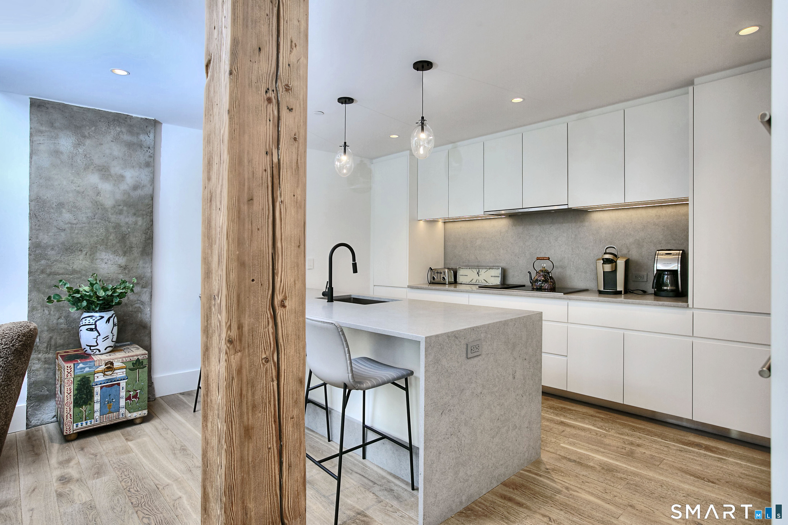 41 Richmondville Avenue Unit: 102