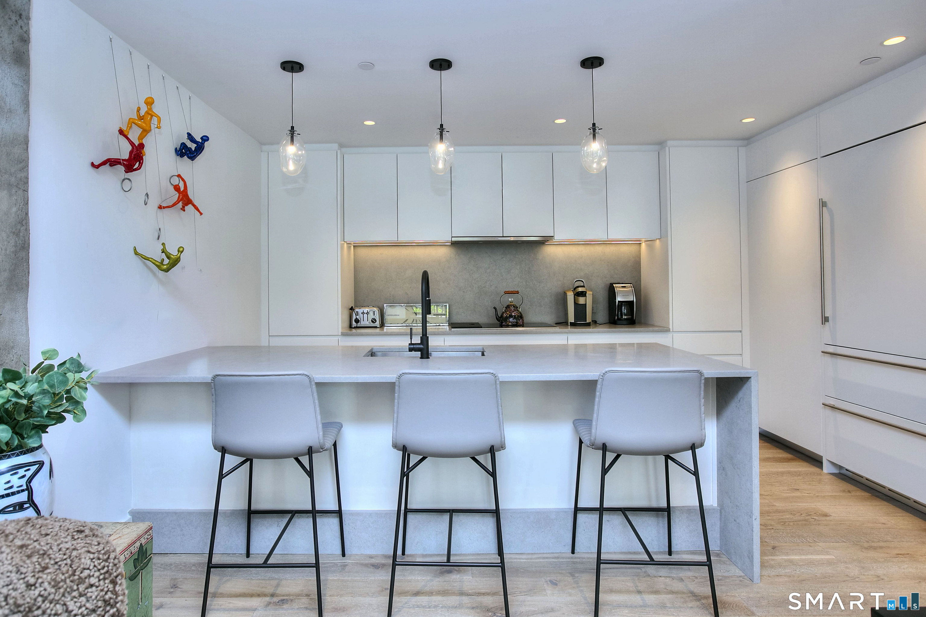 41 Richmondville Avenue Unit: 102