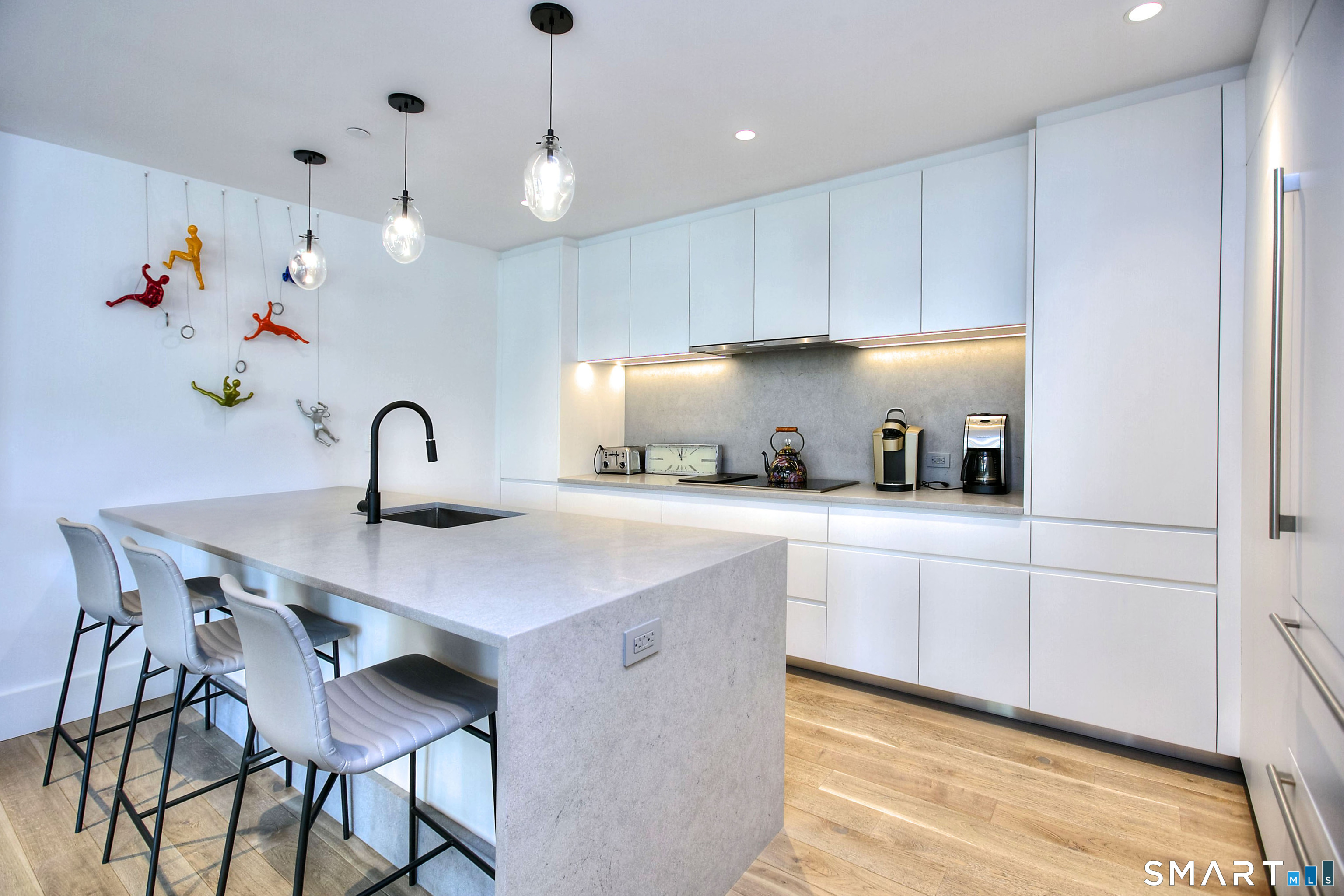 41 Richmondville Avenue Unit: 102