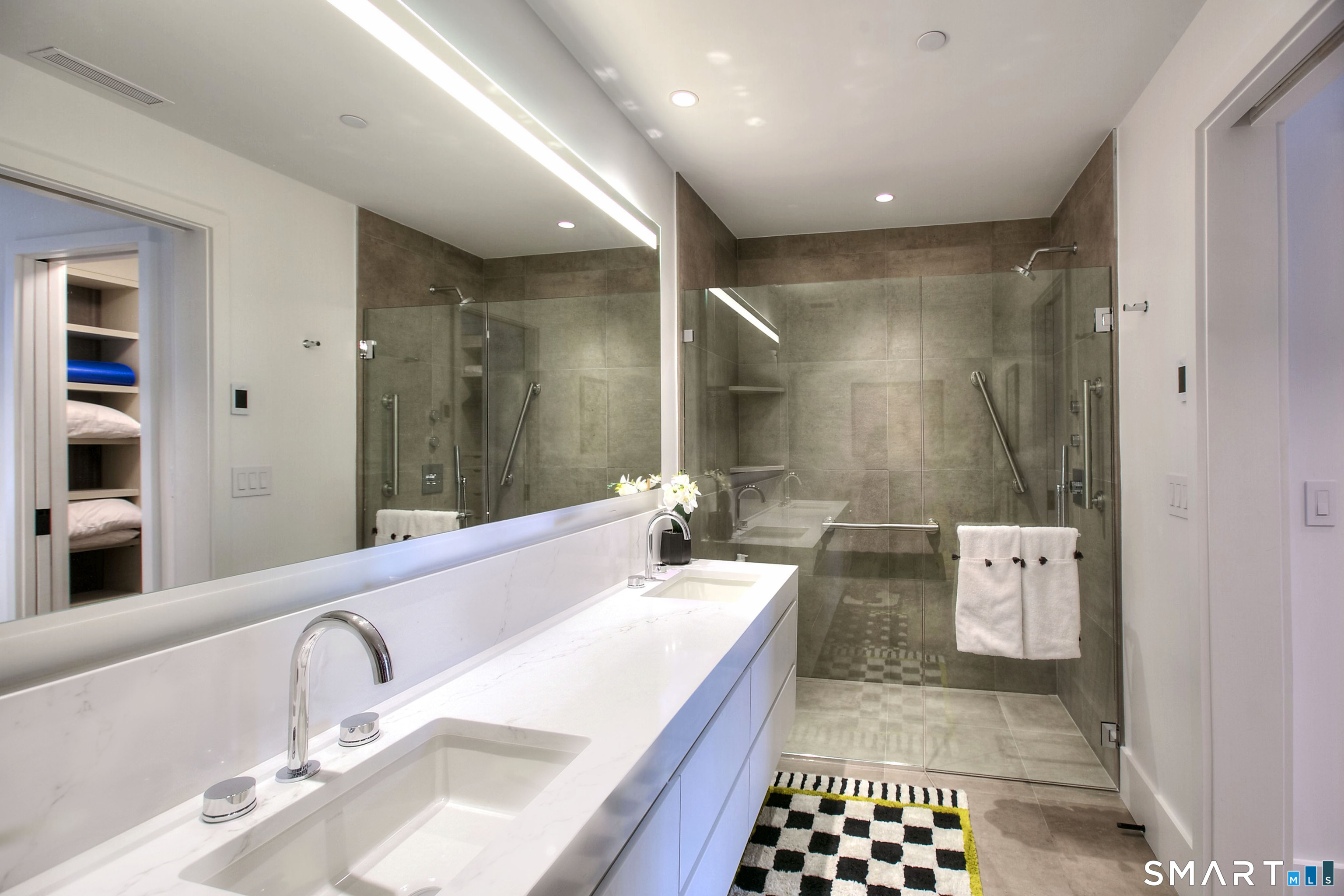 41 Richmondville Avenue Unit: 102