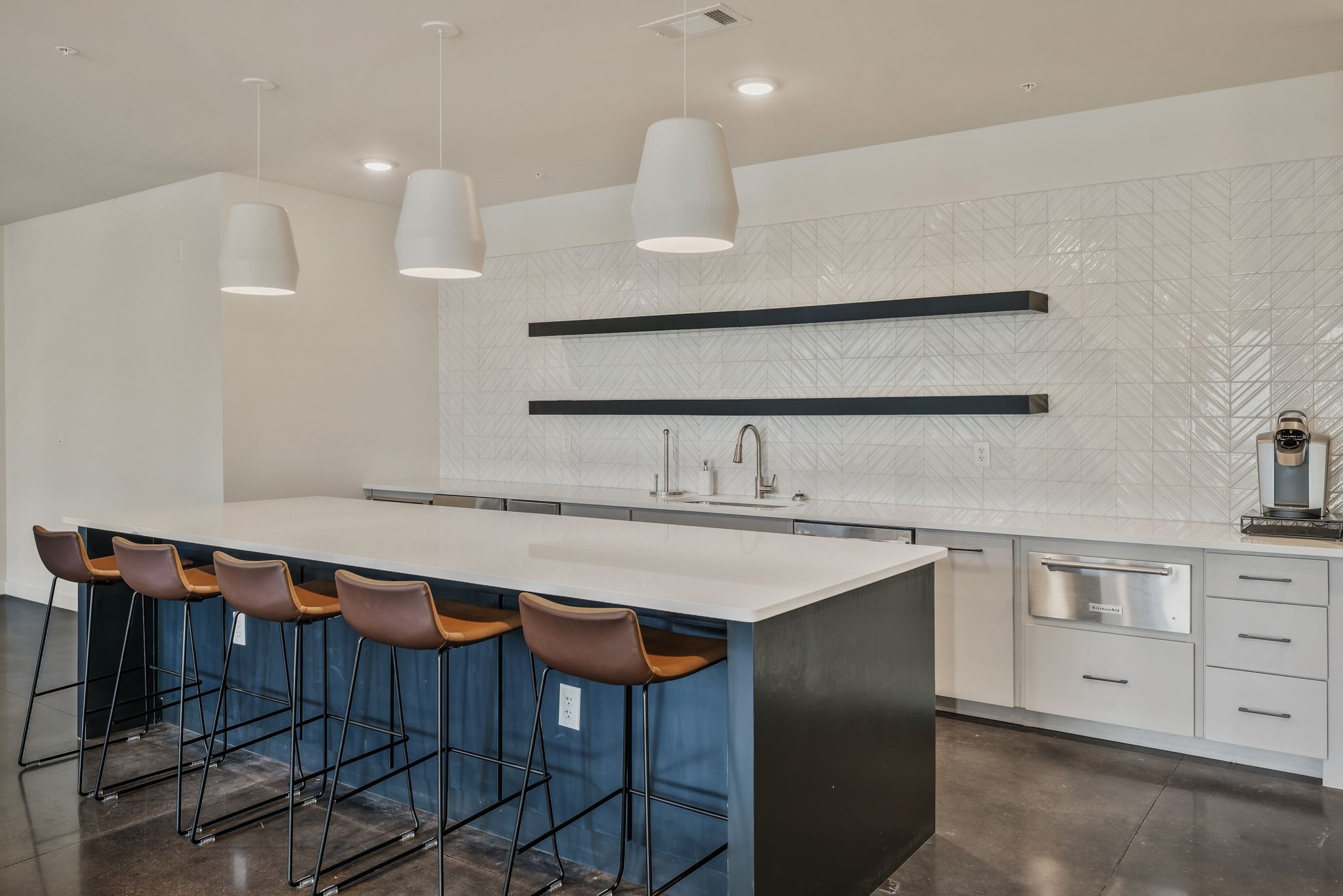 600 E Trinity Ln Unit: 115