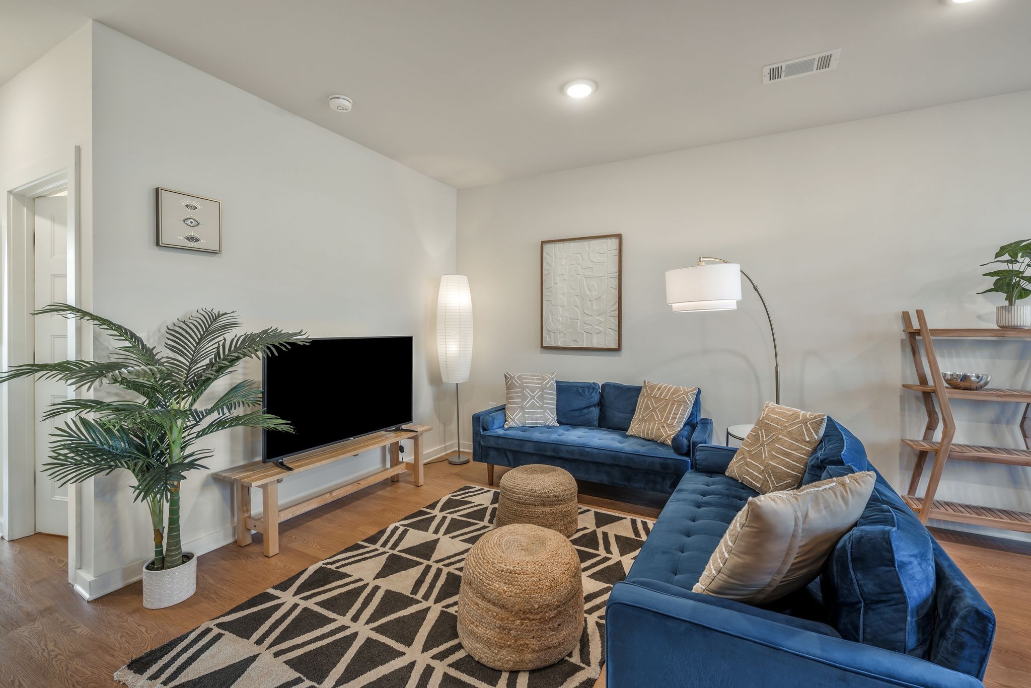 600 E Trinity Ln Unit: 115