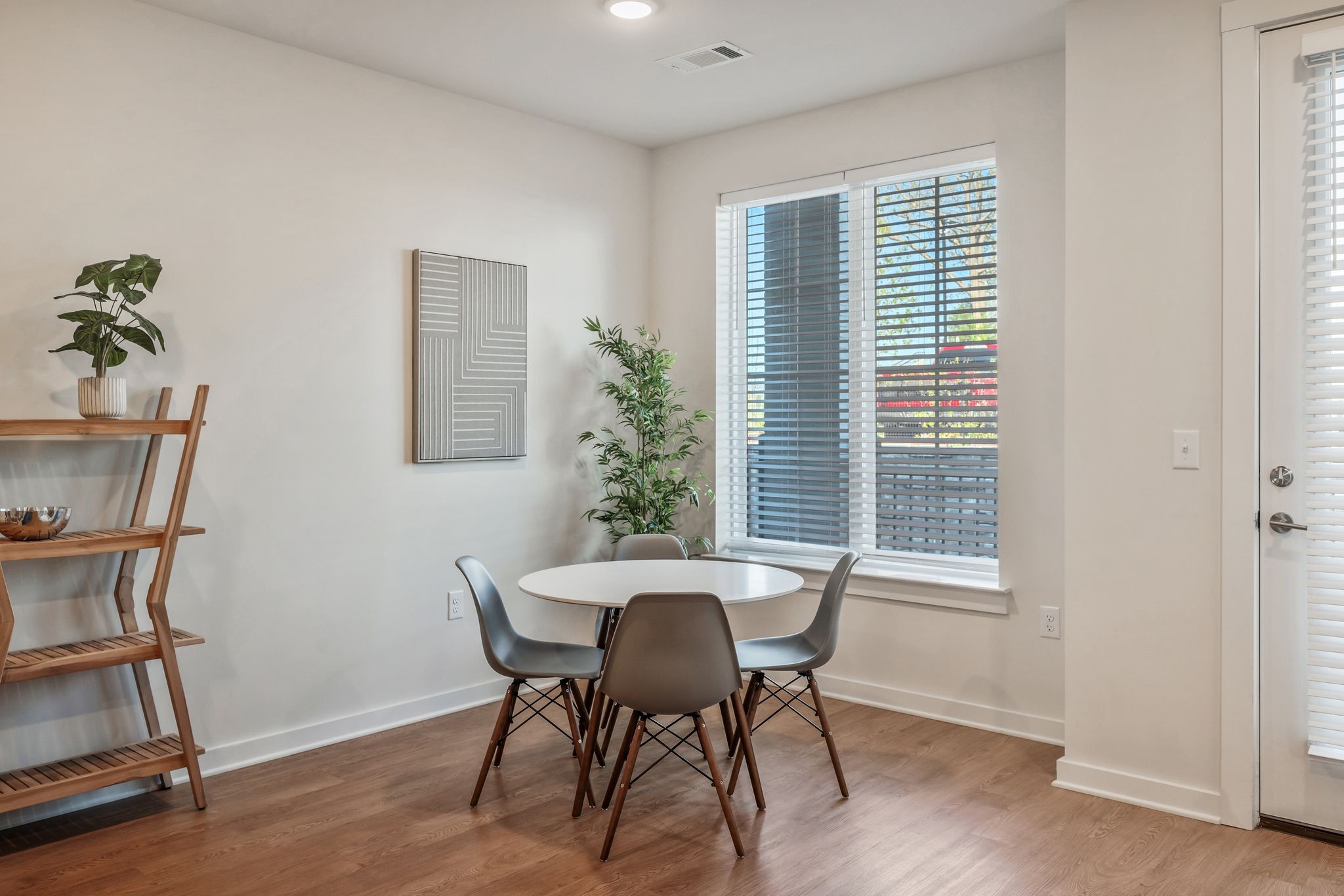 600 E Trinity Ln Unit: 115