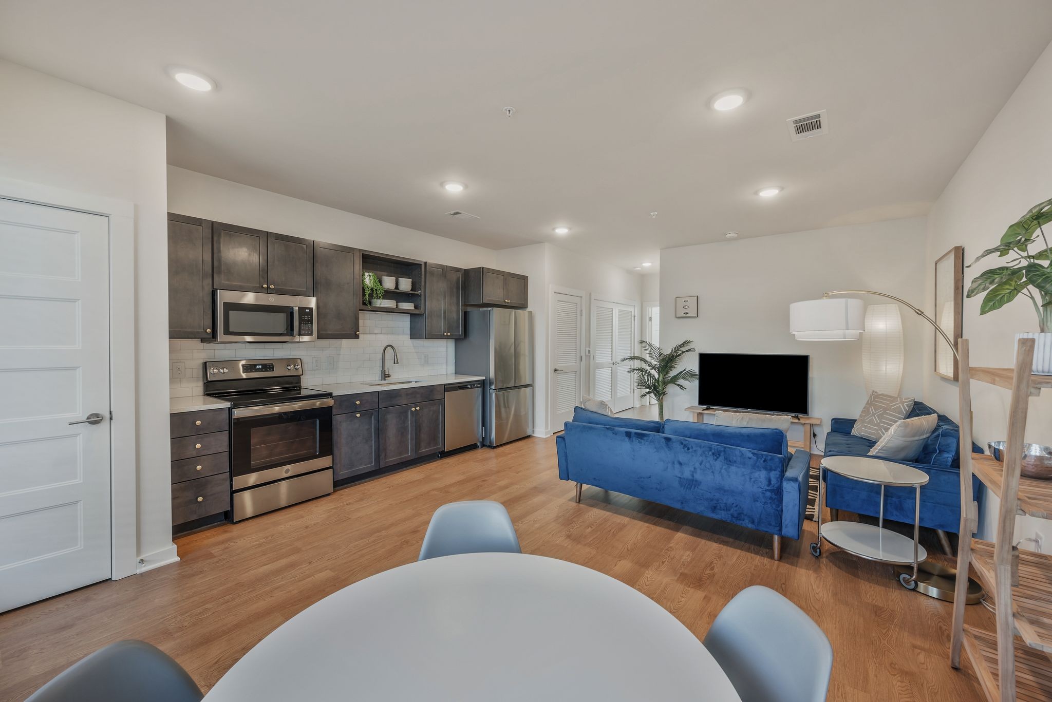 600 E Trinity Ln Unit: 115