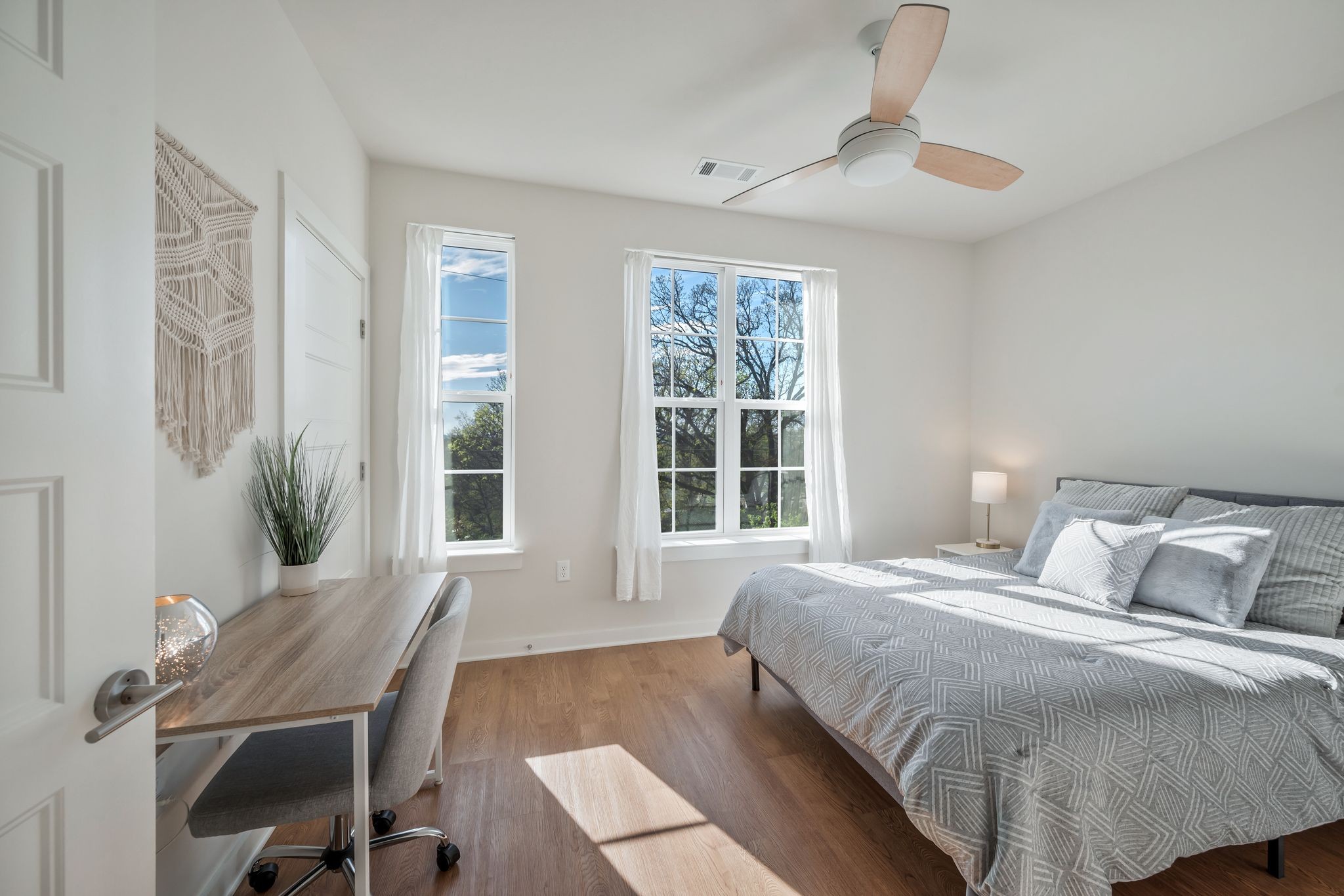 600 E Trinity Ln Unit: 115