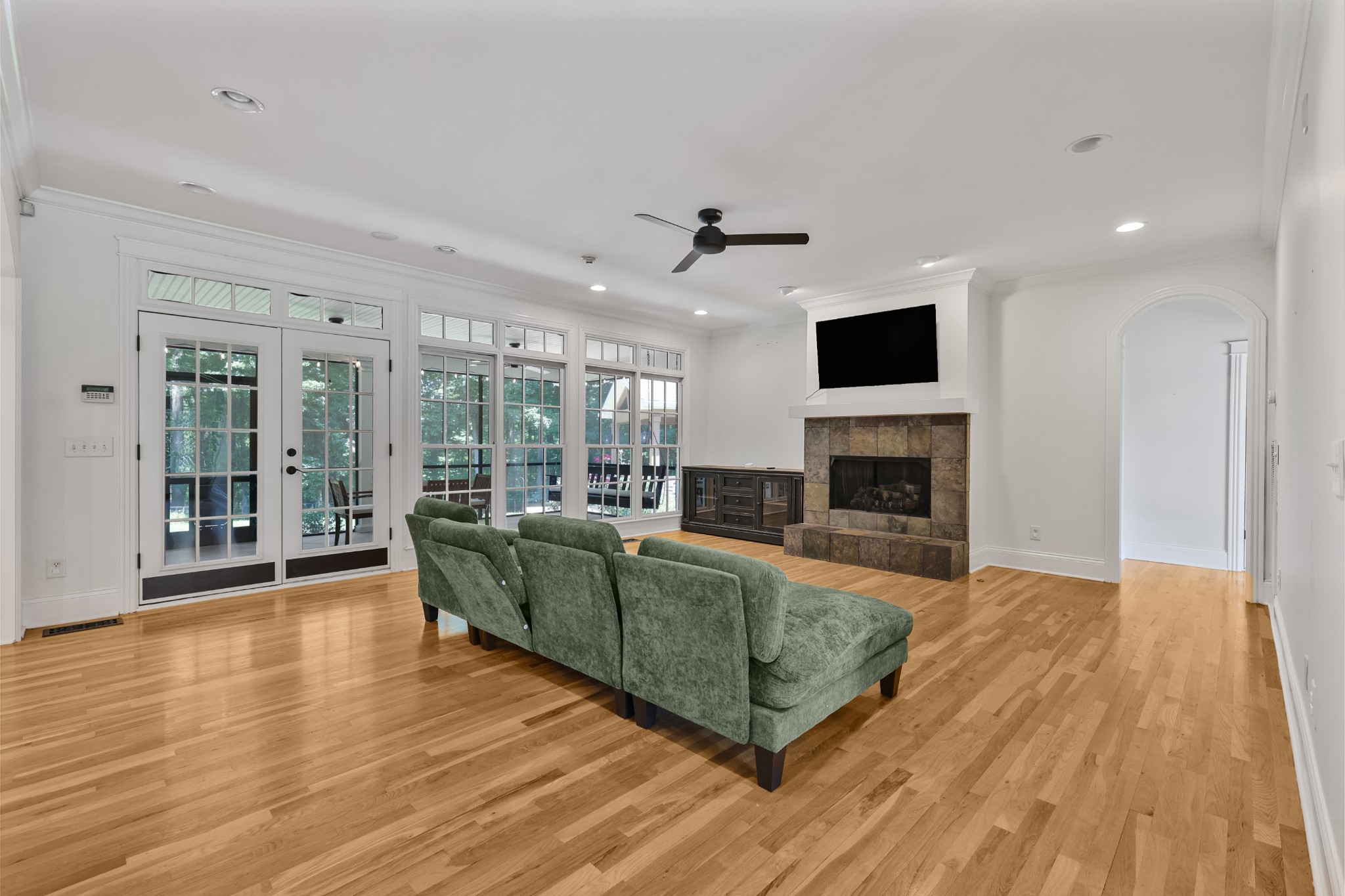 5912 Shelby Ln