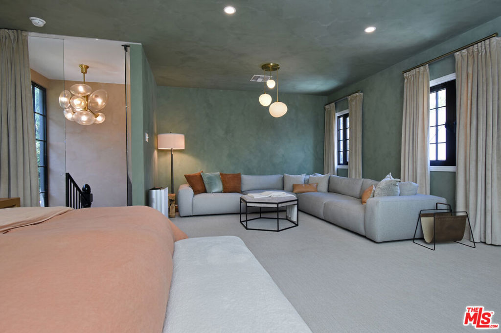 5005 Los Feliz