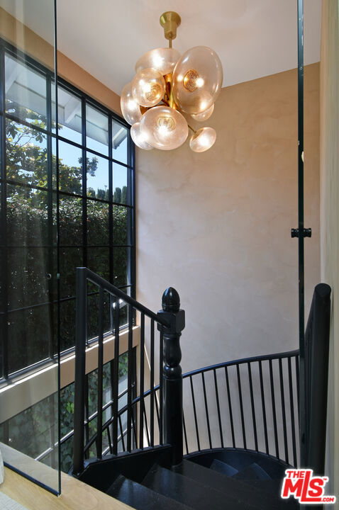 5005 Los Feliz