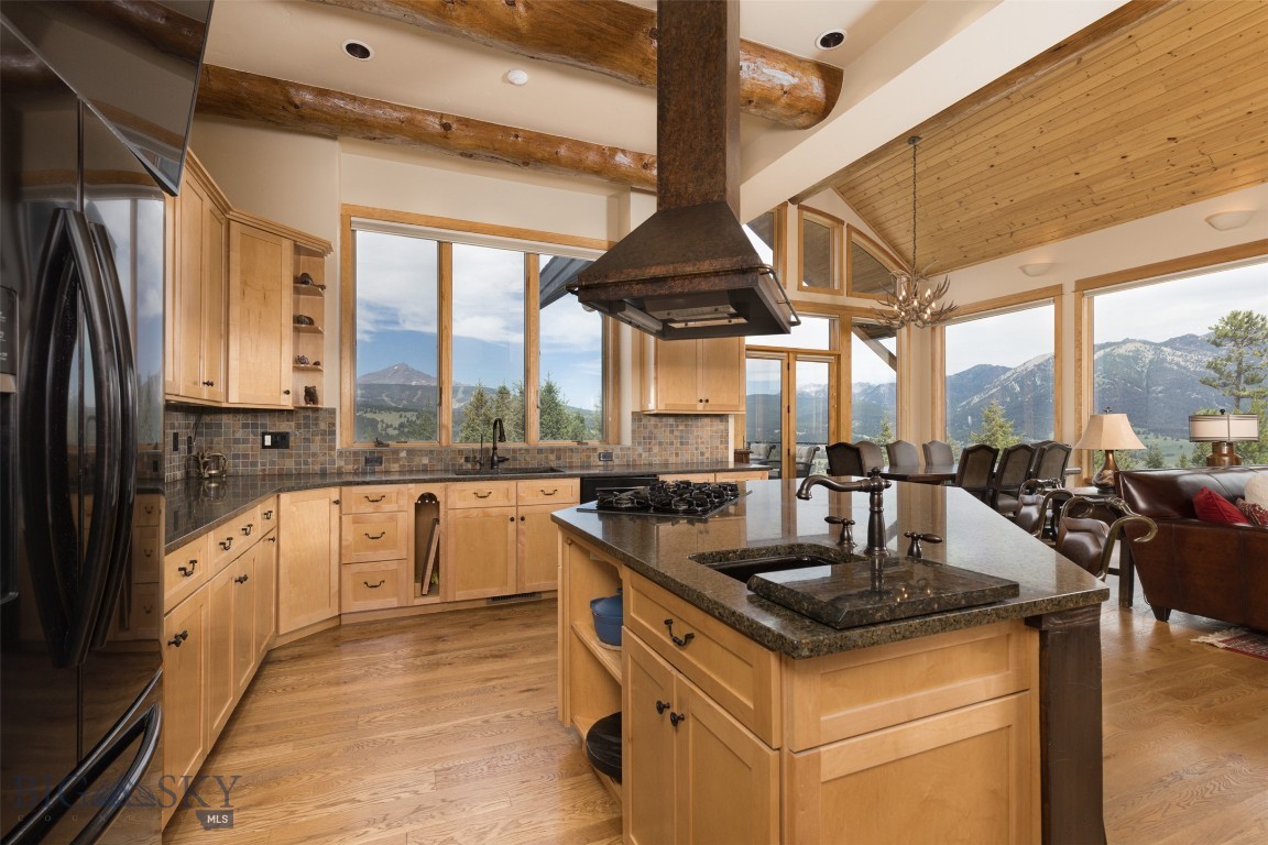 285 Majestic Peaks