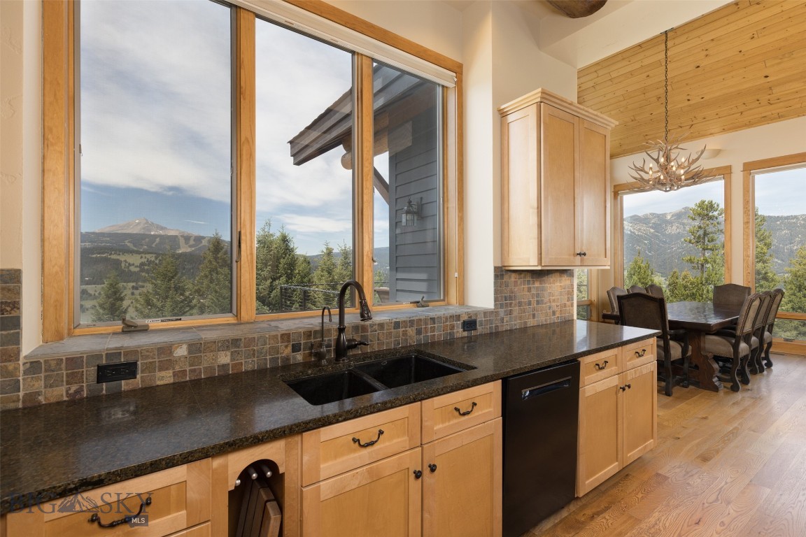 285 Majestic Peaks