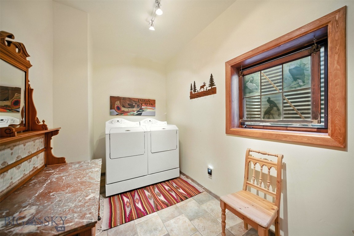 2130 Looking Glass