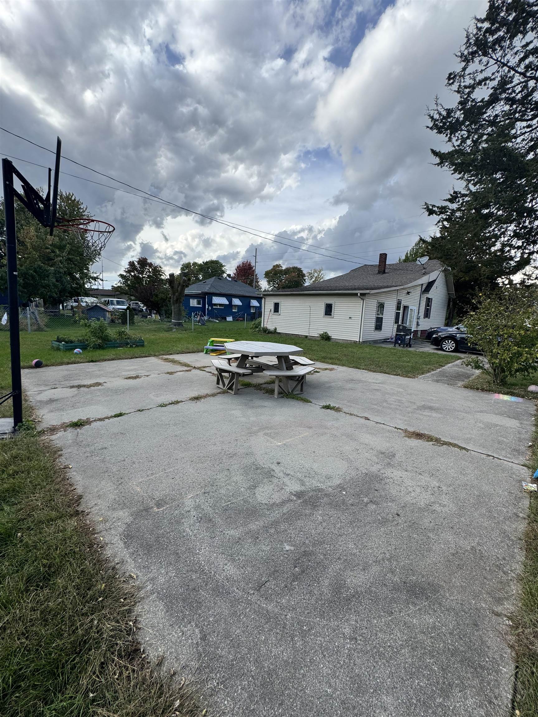 1225 W Lusher Avenue