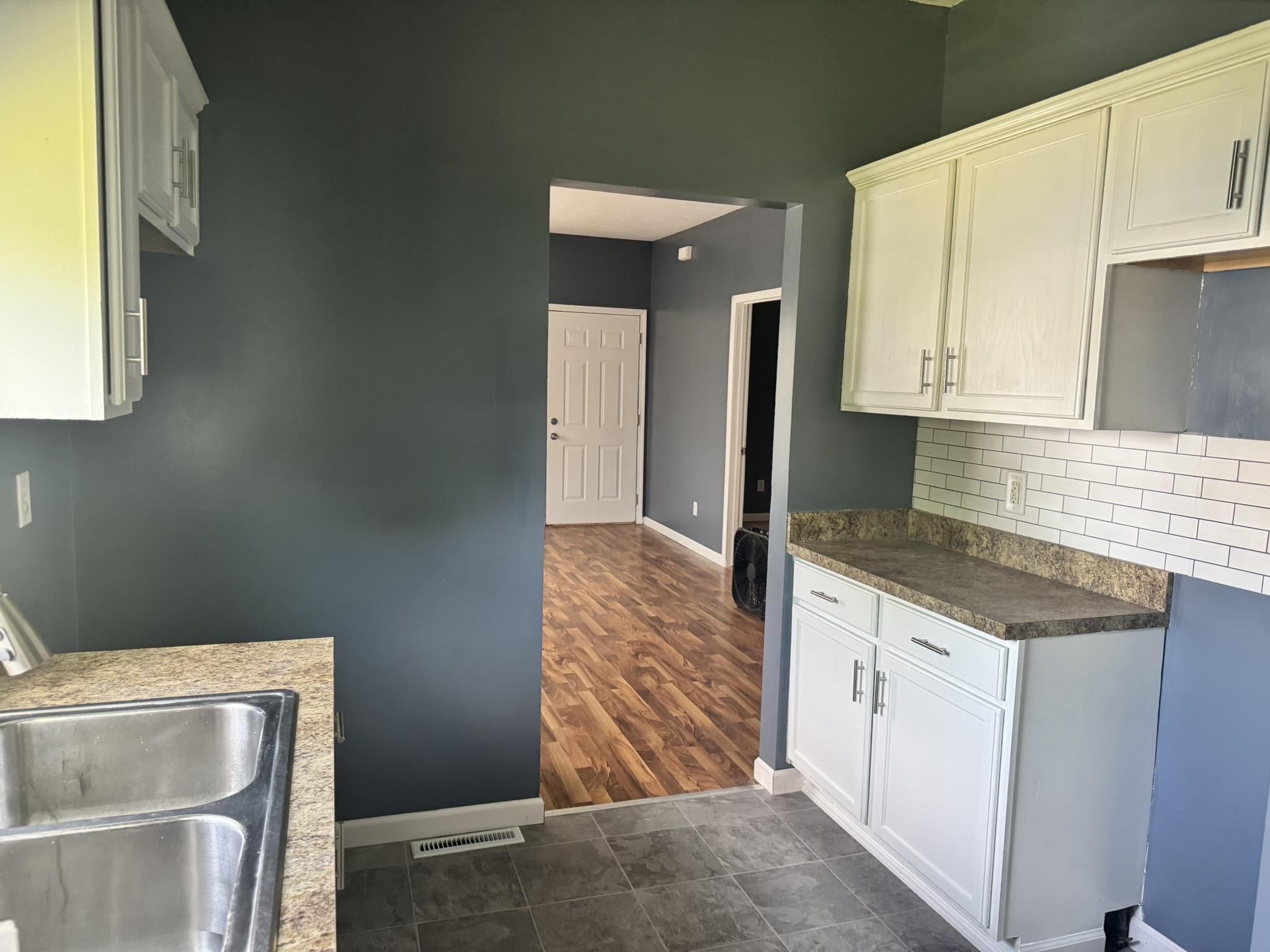 1225 W Lusher Avenue