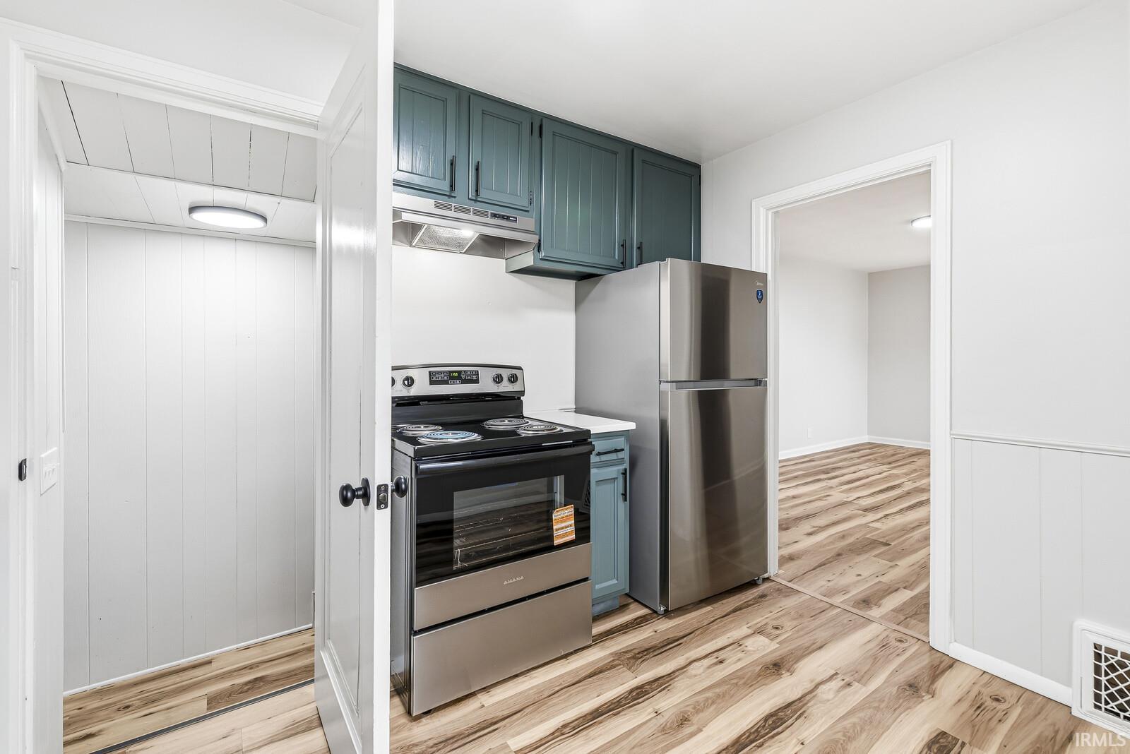 2022 Hollywood Place