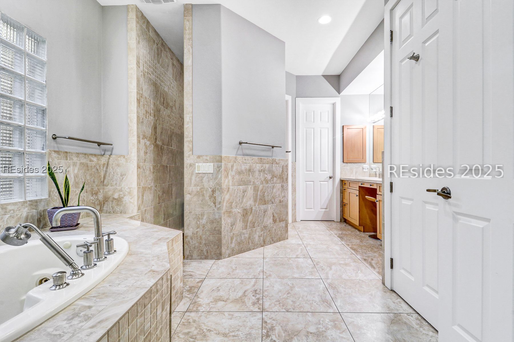 33 N Port Royal Drive