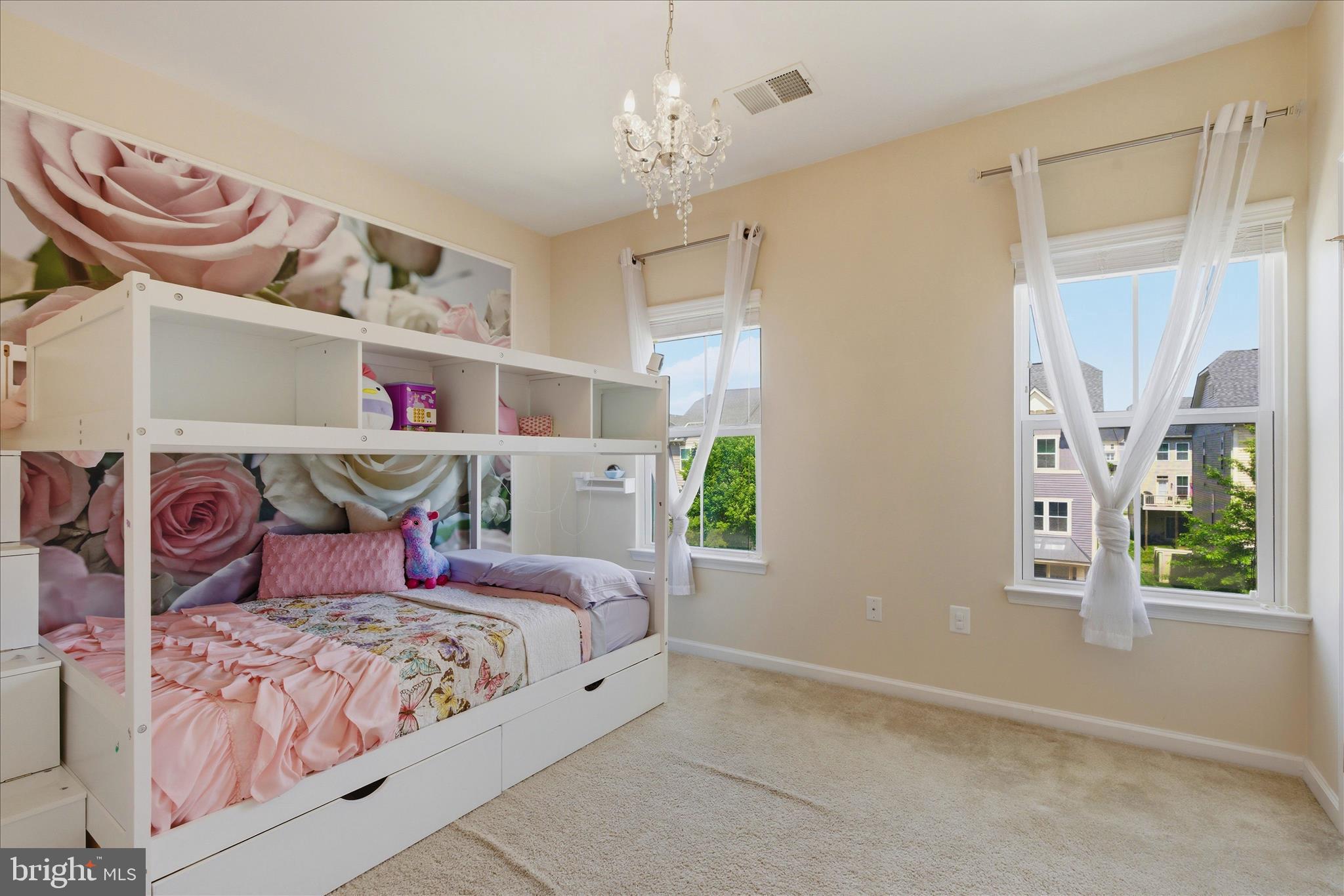 621 RAVENWOOD DRIVE