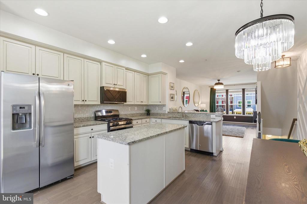 621 RAVENWOOD DRIVE