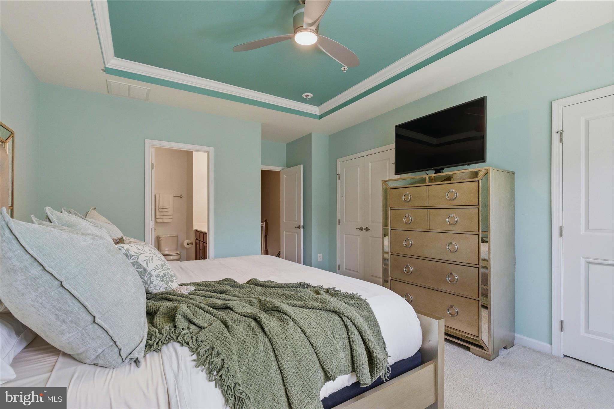621 RAVENWOOD DRIVE