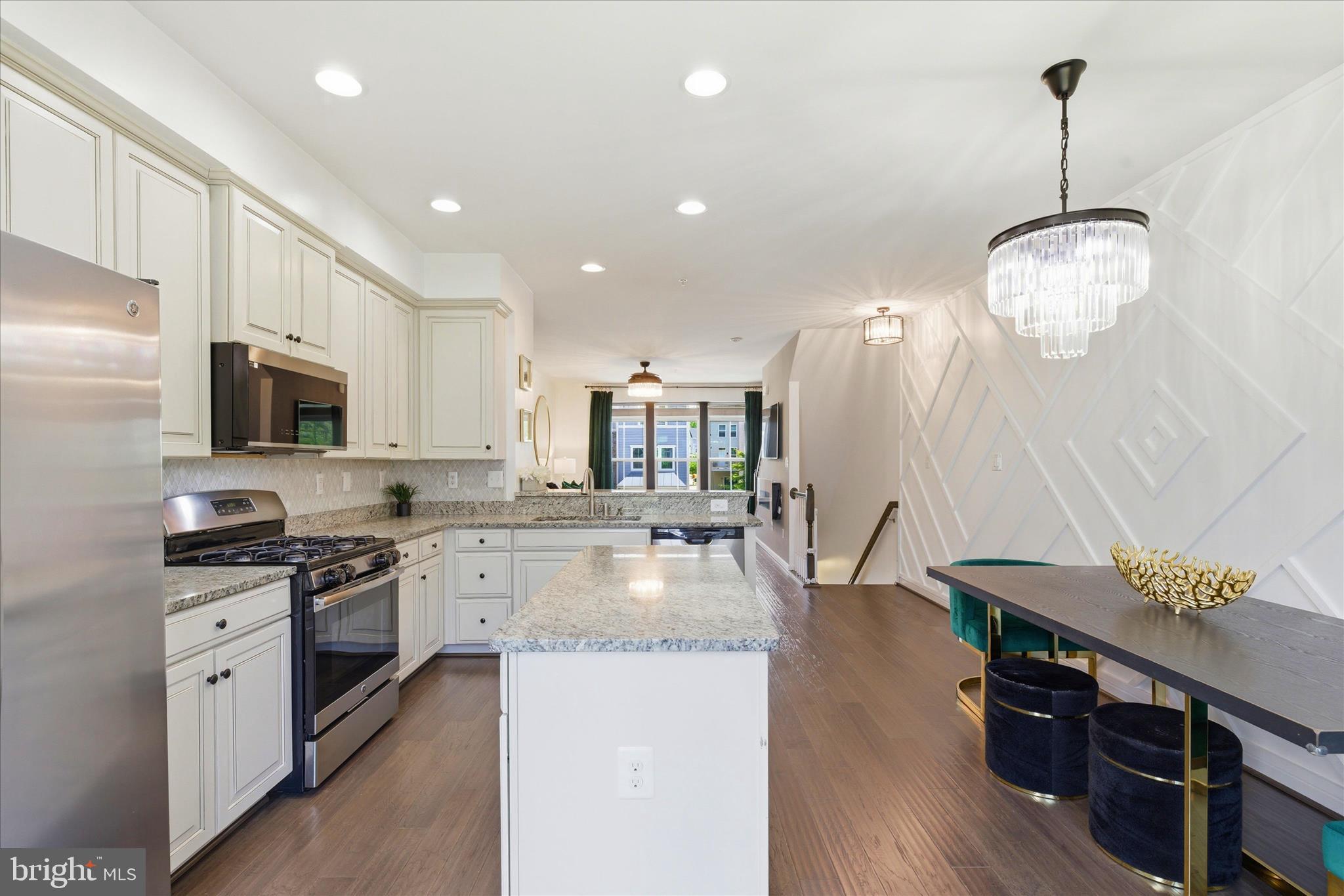 621 RAVENWOOD DRIVE