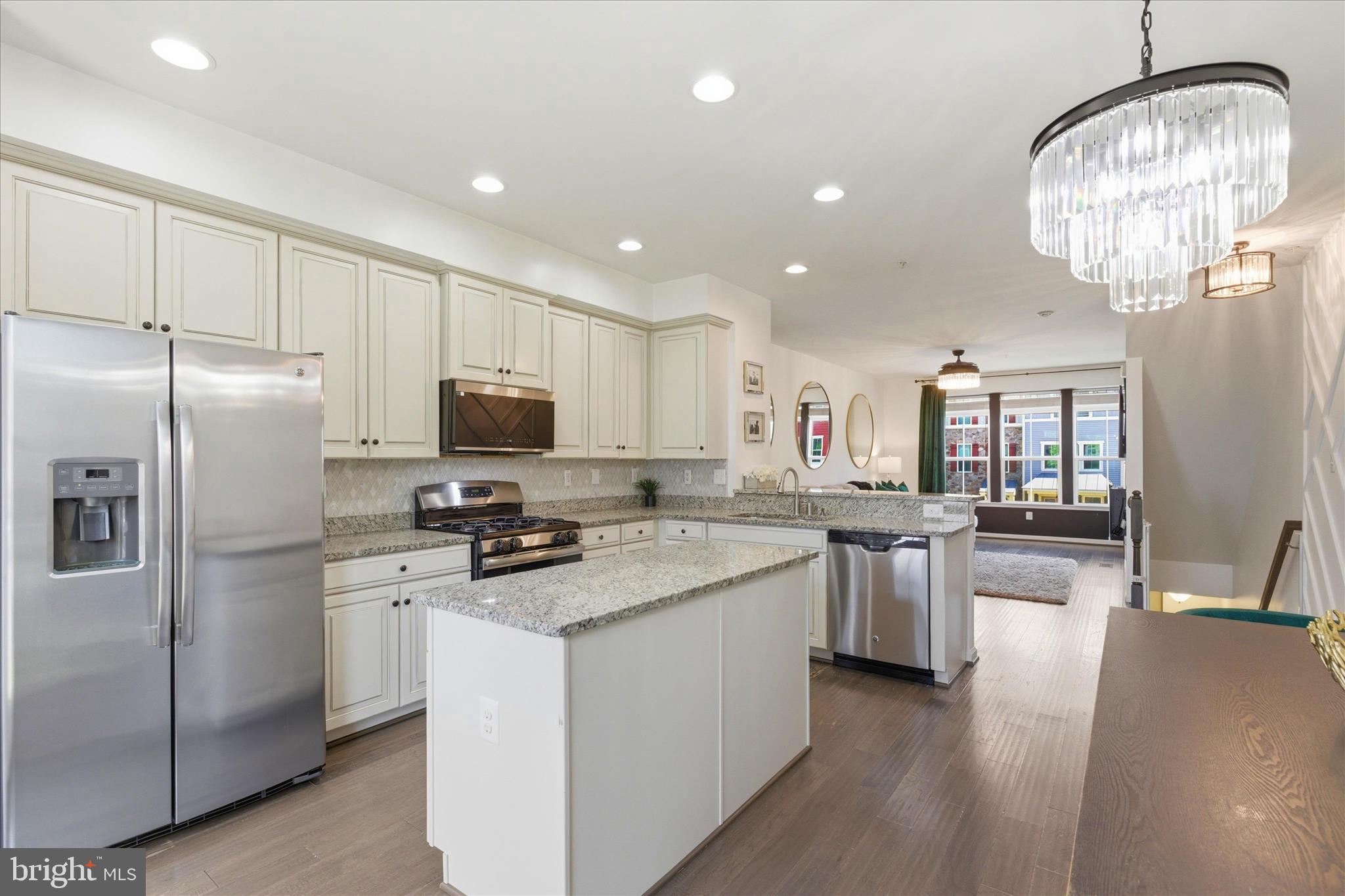 621 RAVENWOOD DRIVE