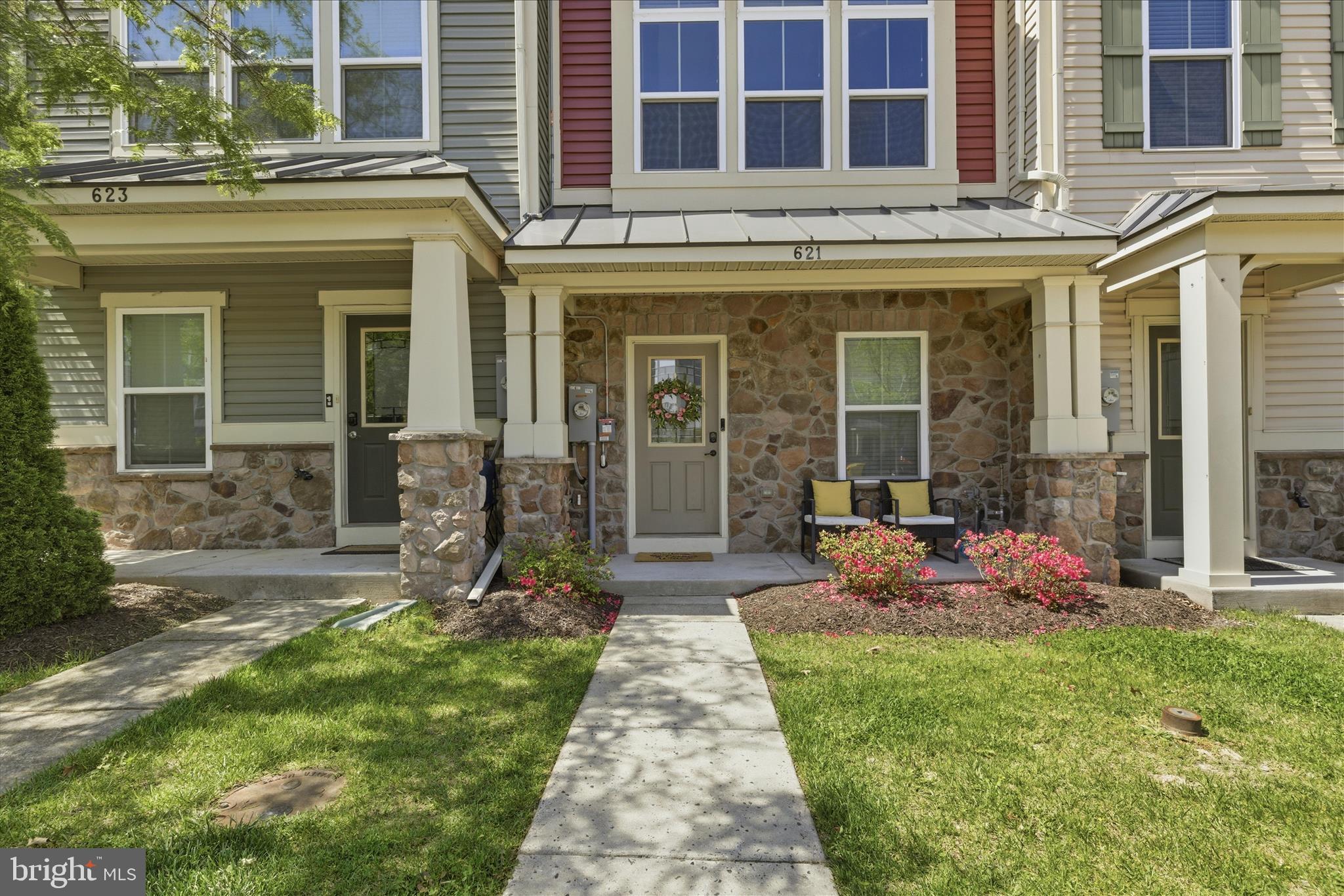 621 RAVENWOOD DRIVE