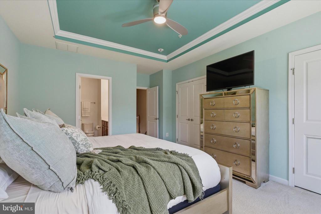 621 RAVENWOOD DRIVE
