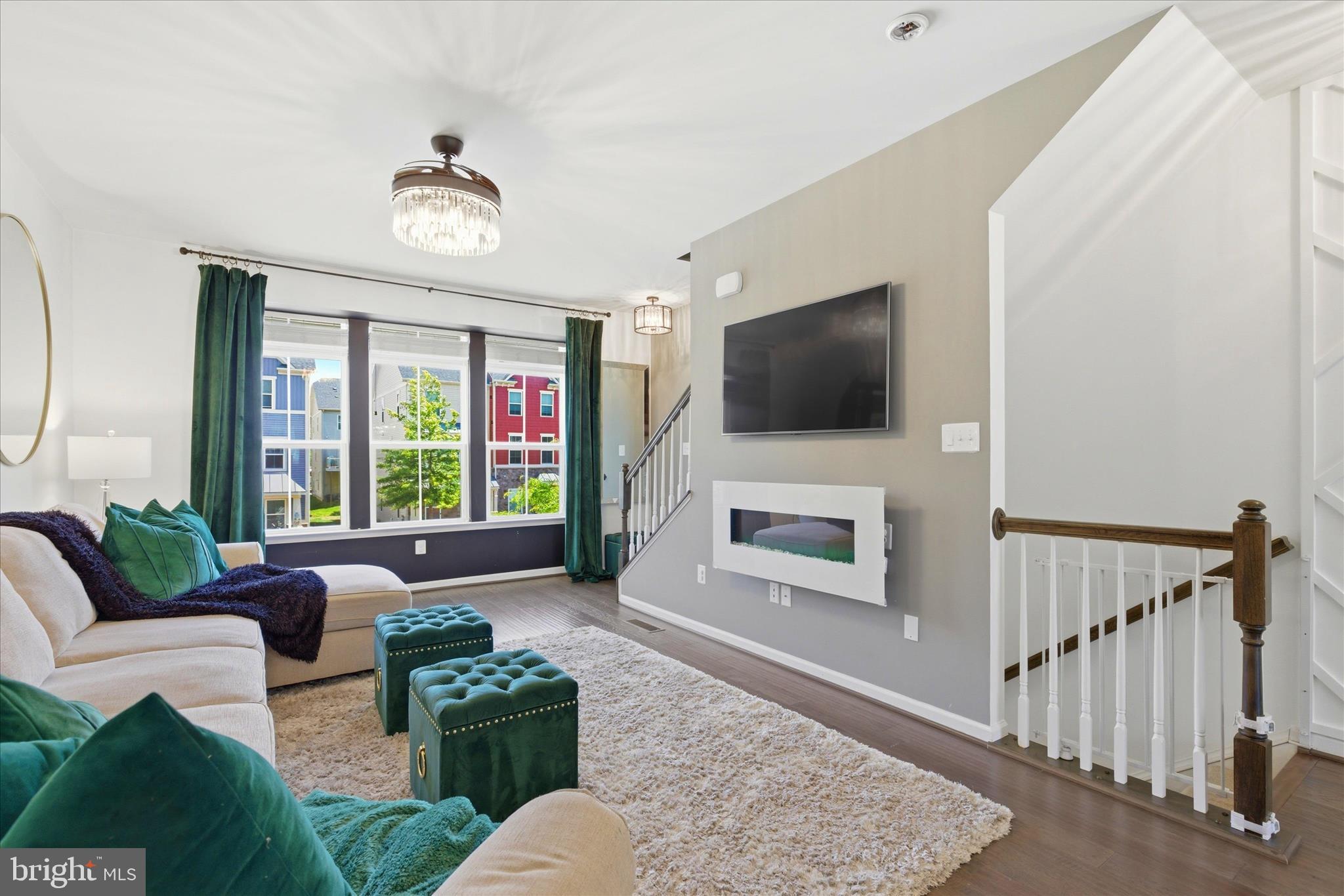 621 RAVENWOOD DRIVE