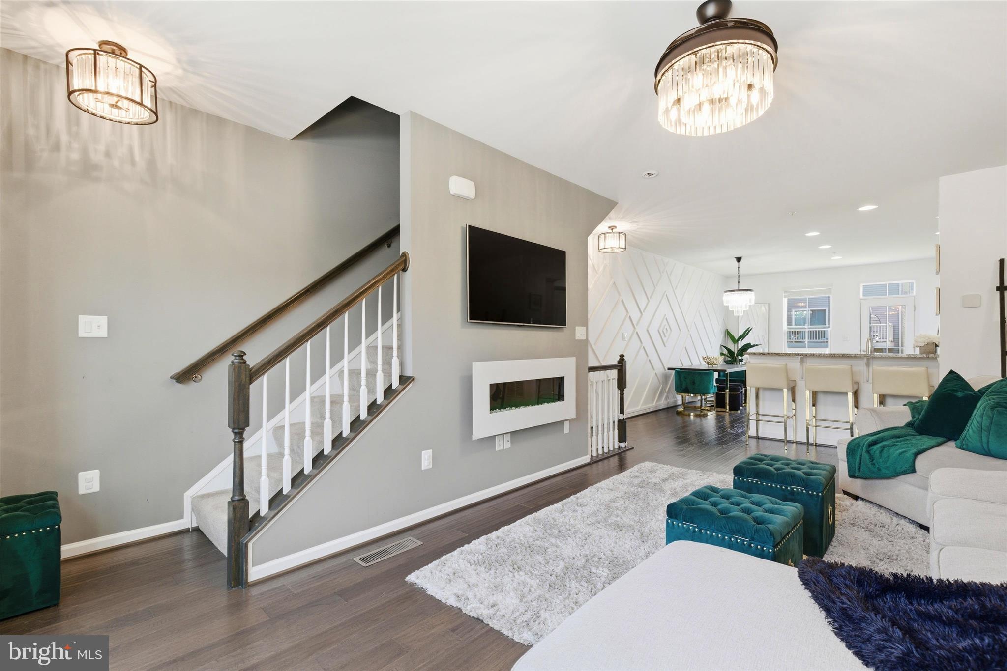 621 RAVENWOOD DRIVE