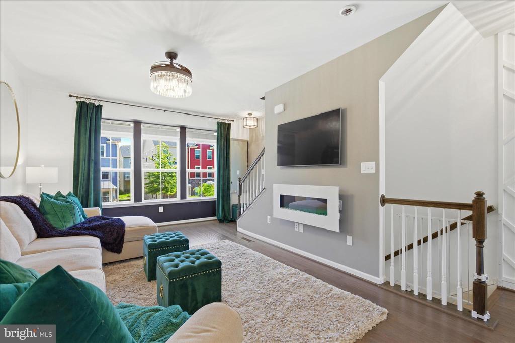 621 RAVENWOOD DRIVE