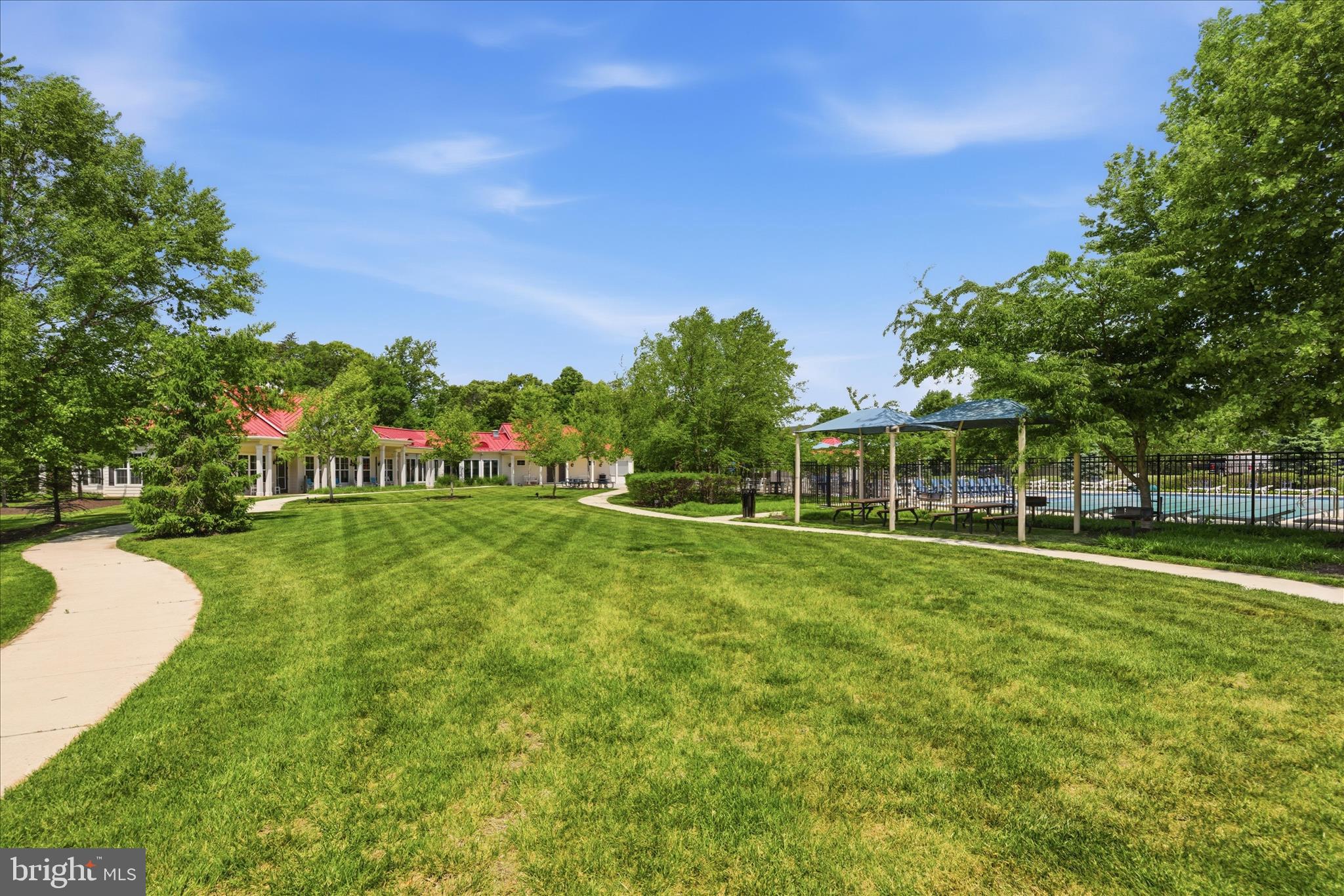 621 RAVENWOOD DRIVE