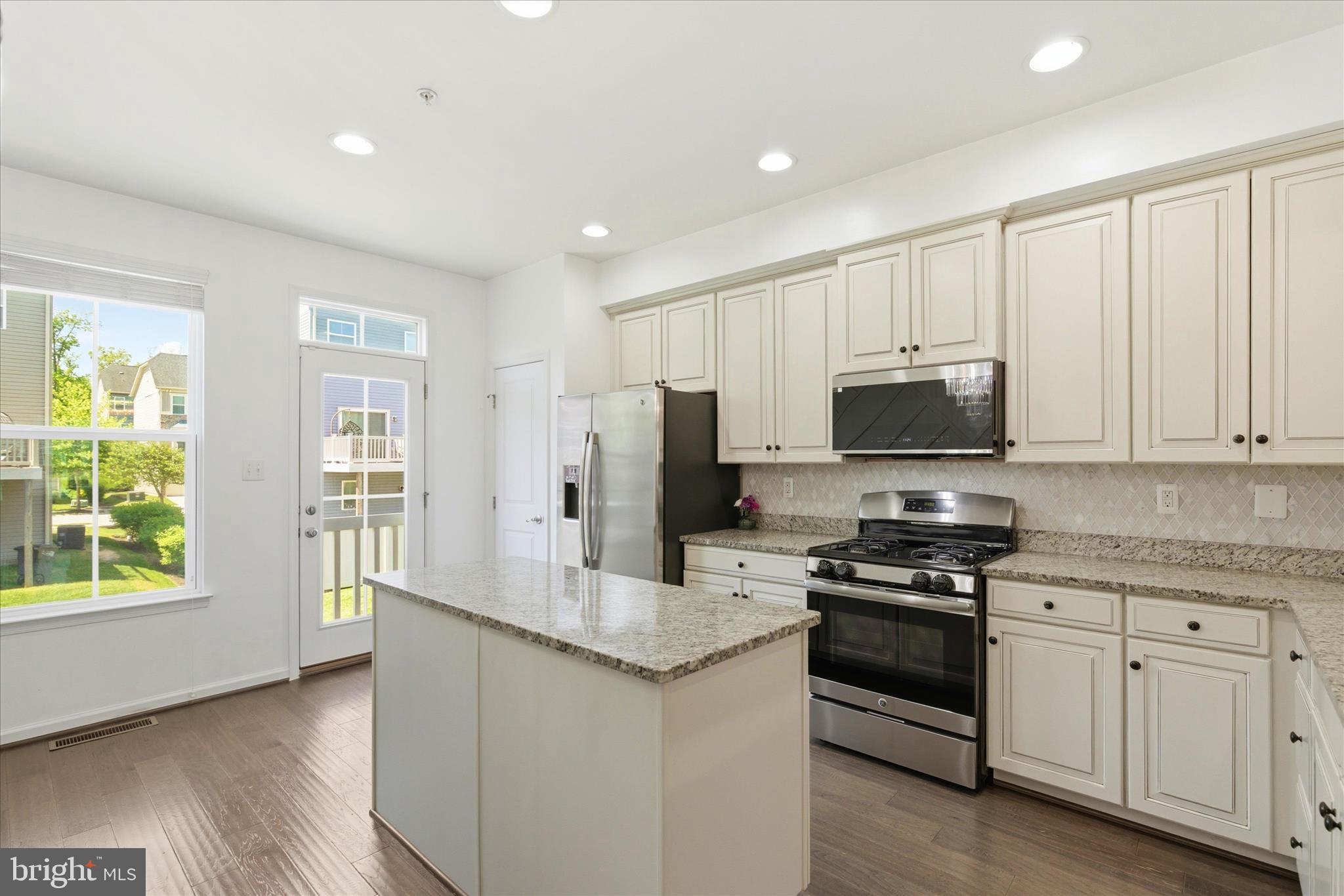 621 RAVENWOOD DRIVE