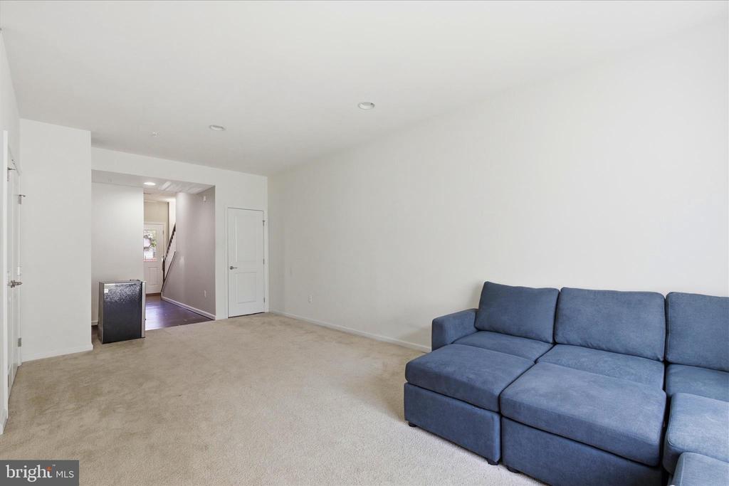 621 RAVENWOOD DRIVE