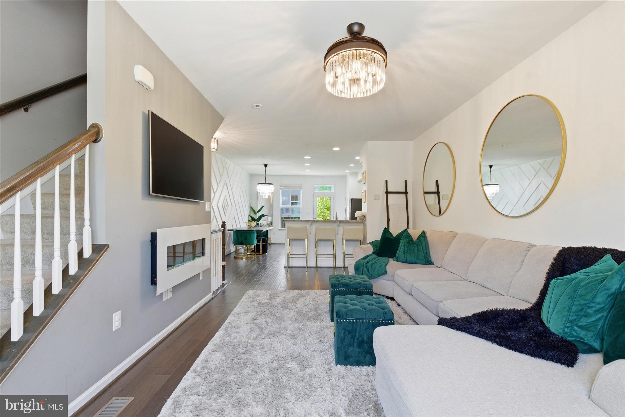 621 RAVENWOOD DRIVE