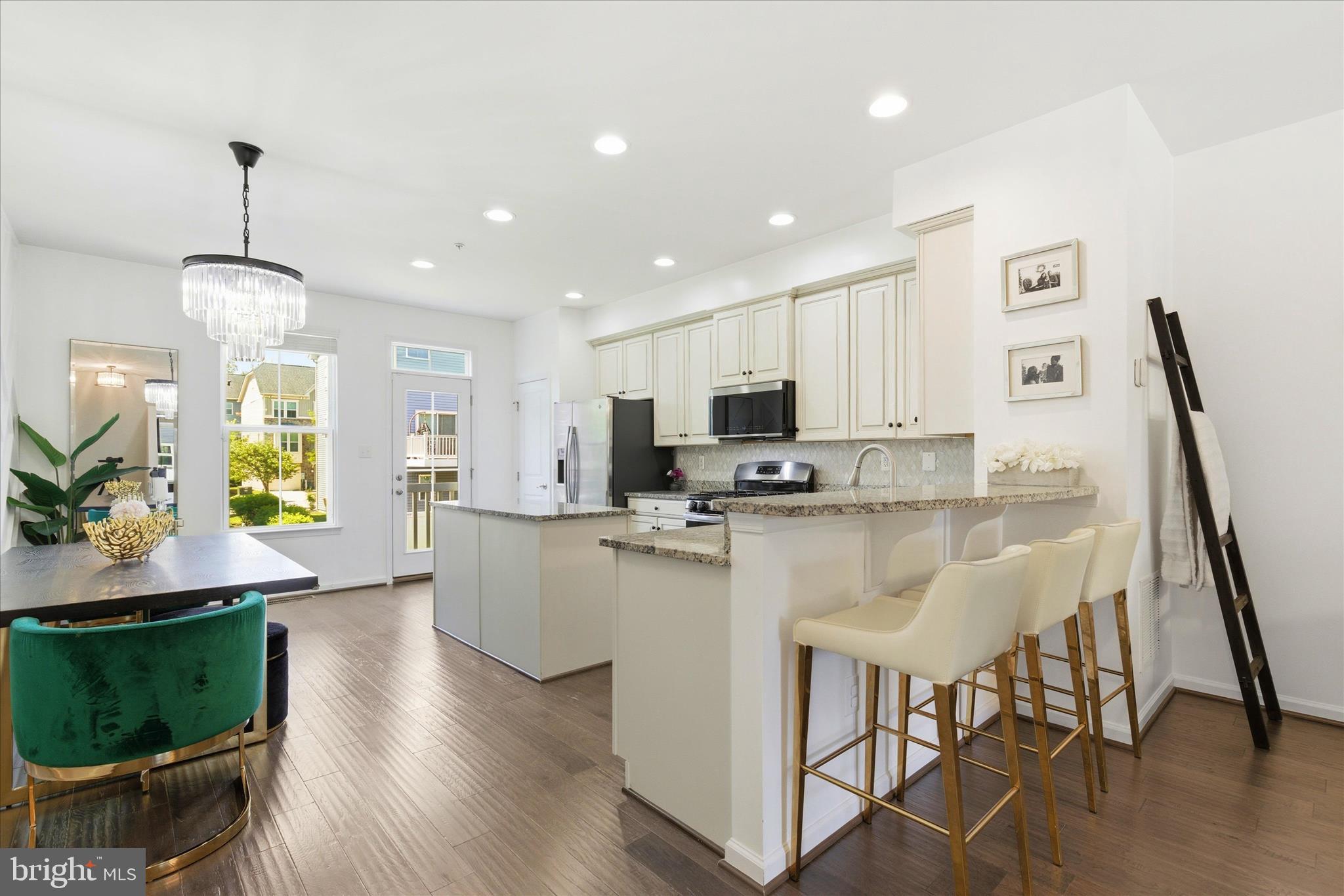 621 RAVENWOOD DRIVE