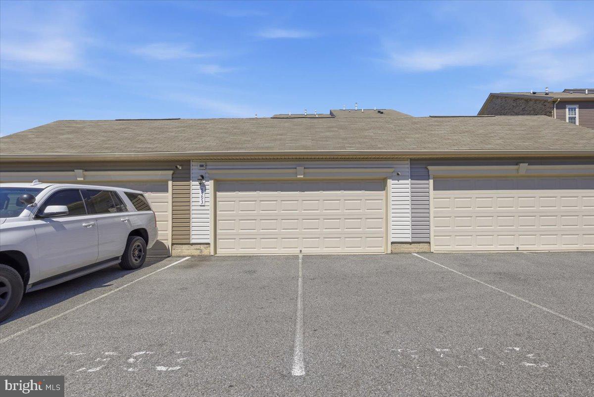 5593 BARNSTORMERS LANE