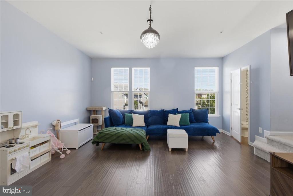 5593 BARNSTORMERS LANE