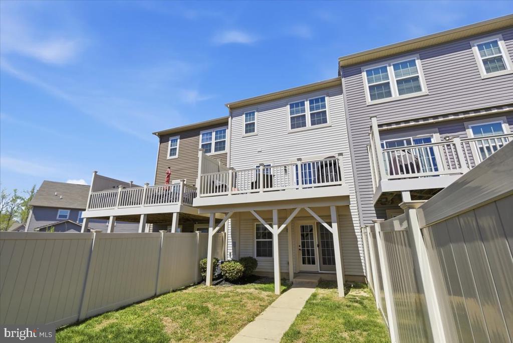 5593 BARNSTORMERS LANE