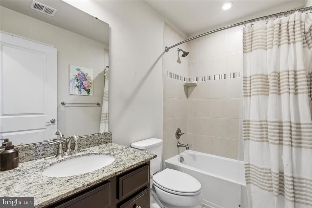5593 BARNSTORMERS LANE