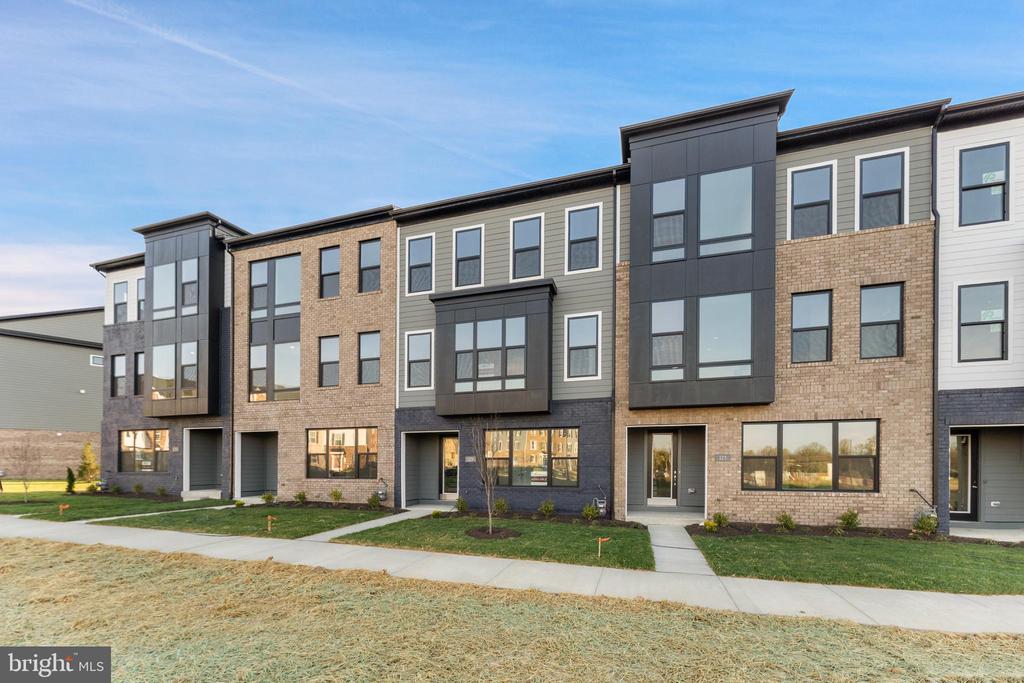 125 SUMMIT POINT BOULEVARD Unit: 13-J