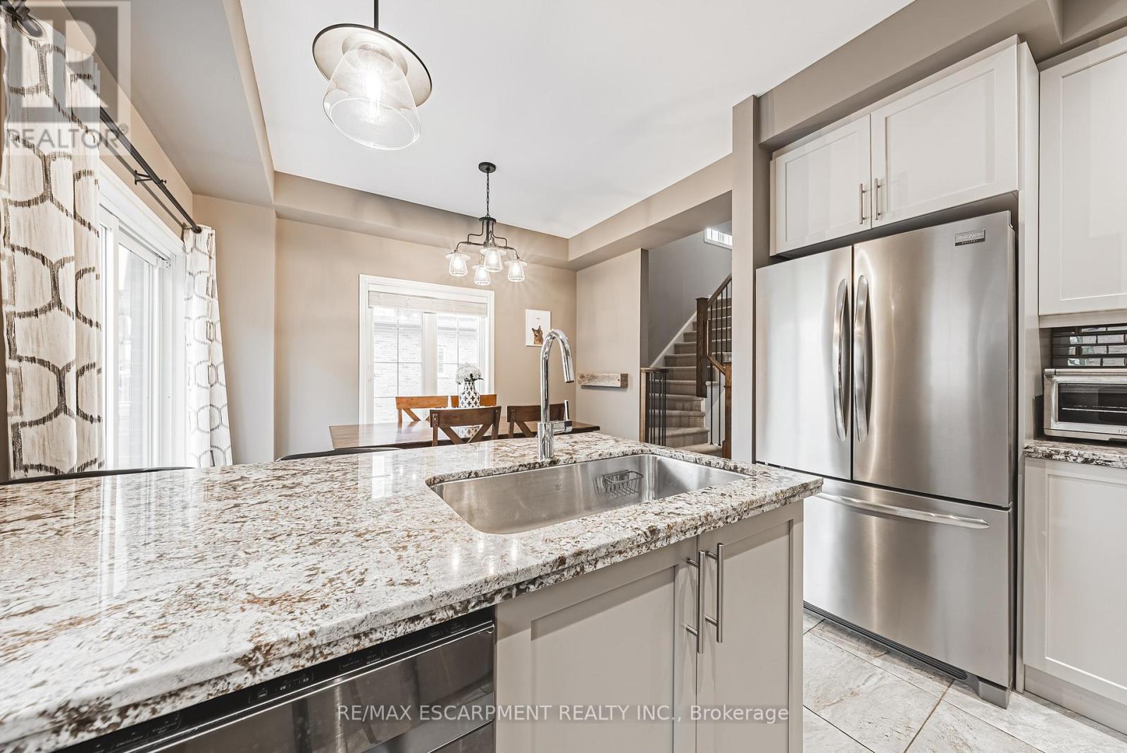 4 - 2220 QUEENSWAY DRIVE