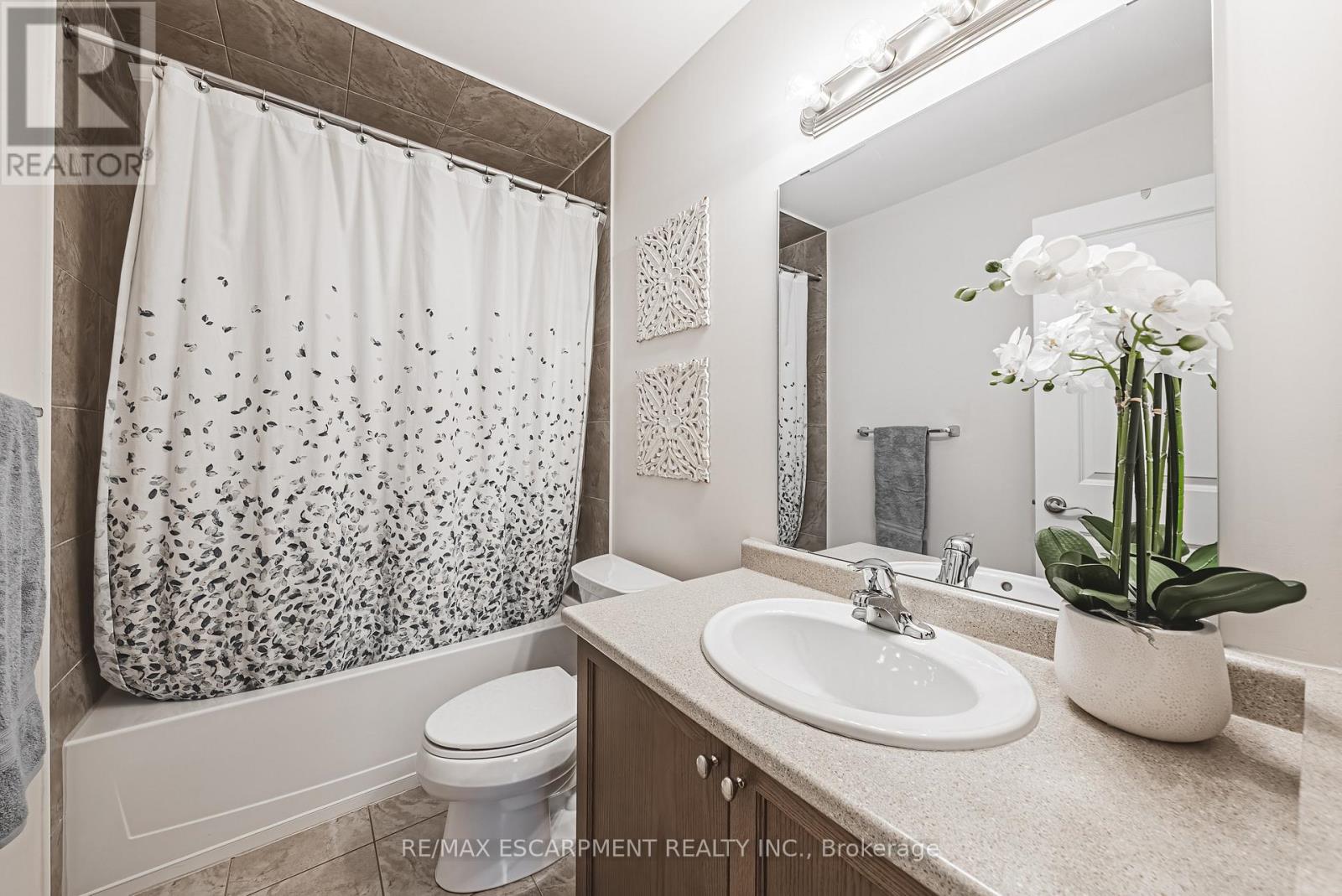 4 - 2220 QUEENSWAY DRIVE