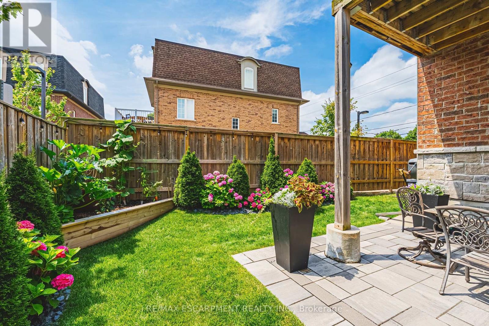 4 - 2220 QUEENSWAY DRIVE