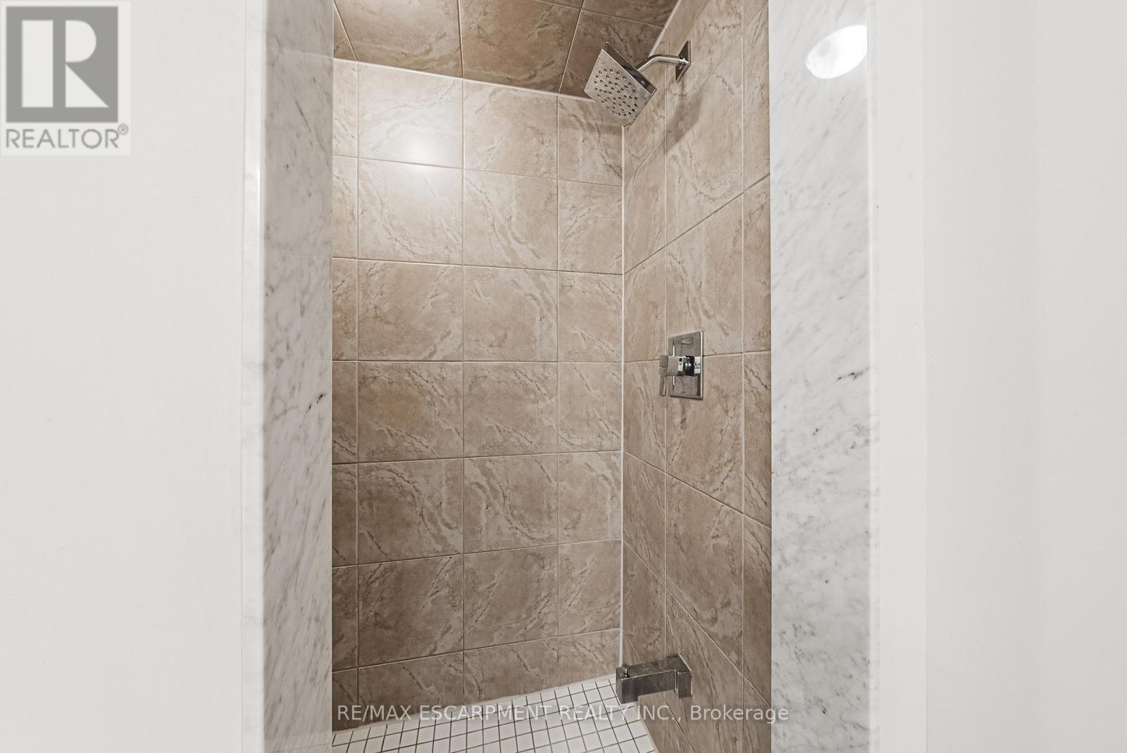 4 - 2220 QUEENSWAY DRIVE