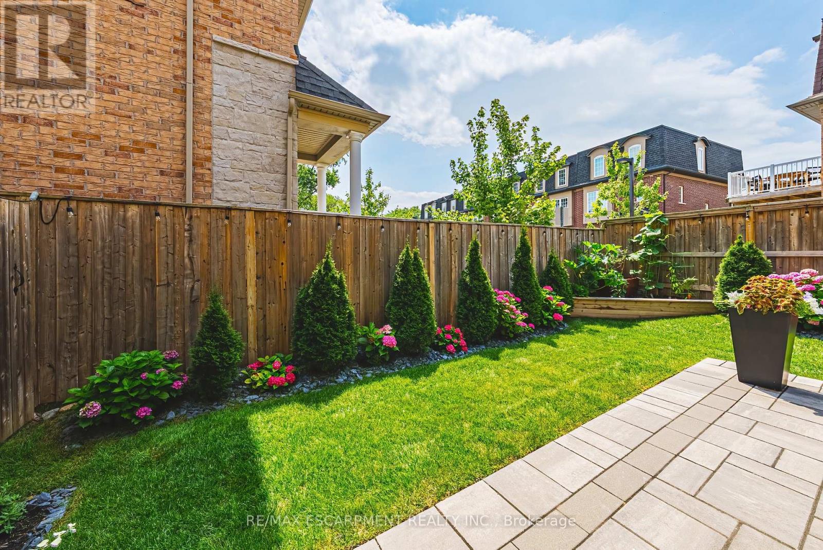 4 - 2220 QUEENSWAY DRIVE