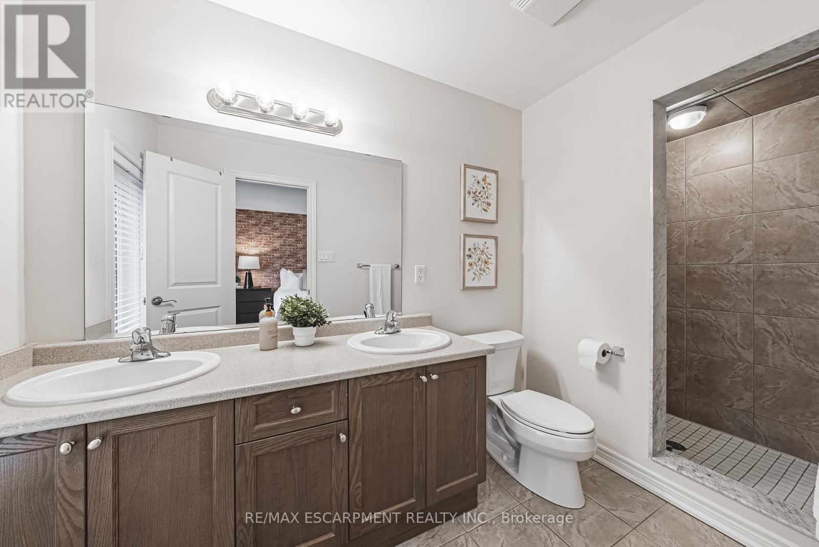 4 - 2220 QUEENSWAY DRIVE