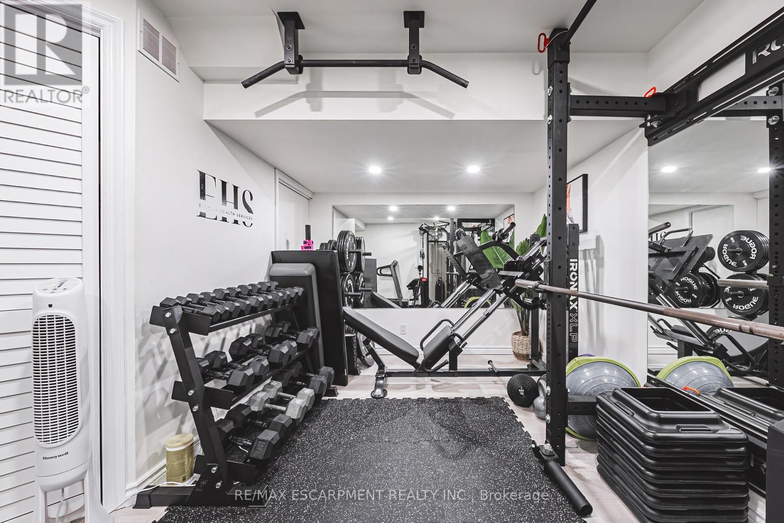 4 - 2220 QUEENSWAY DRIVE