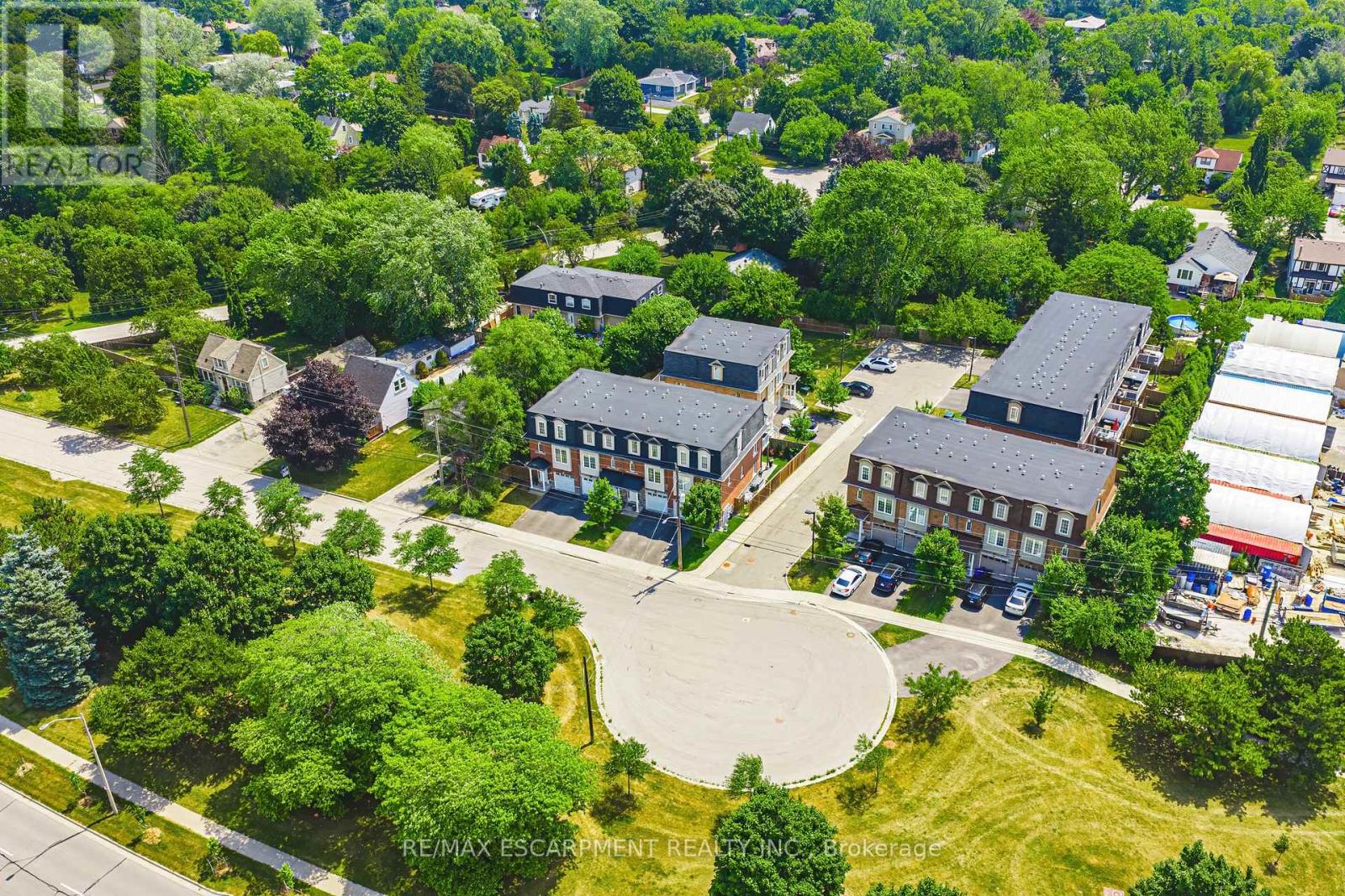 4 - 2220 QUEENSWAY DRIVE