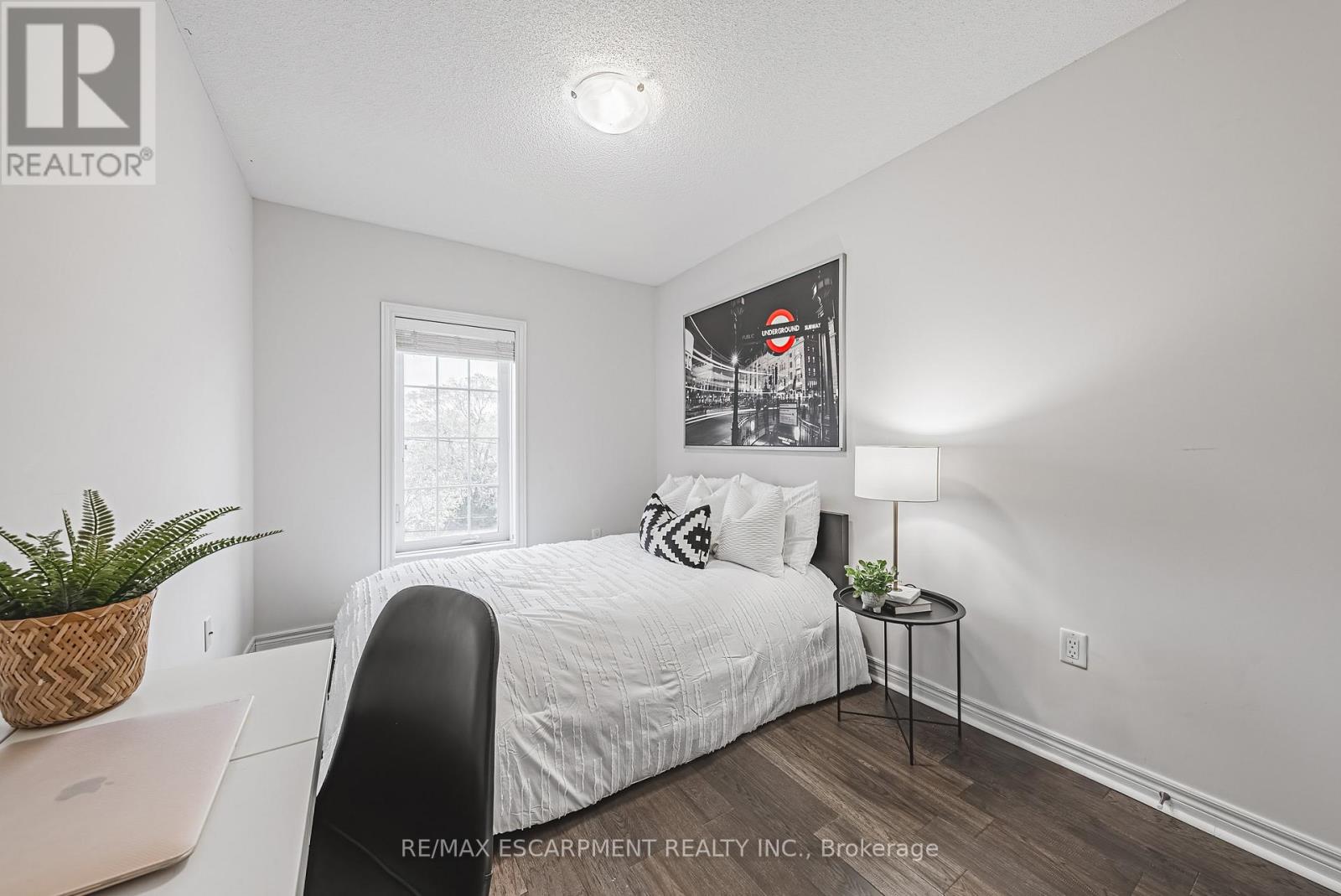 4 - 2220 QUEENSWAY DRIVE